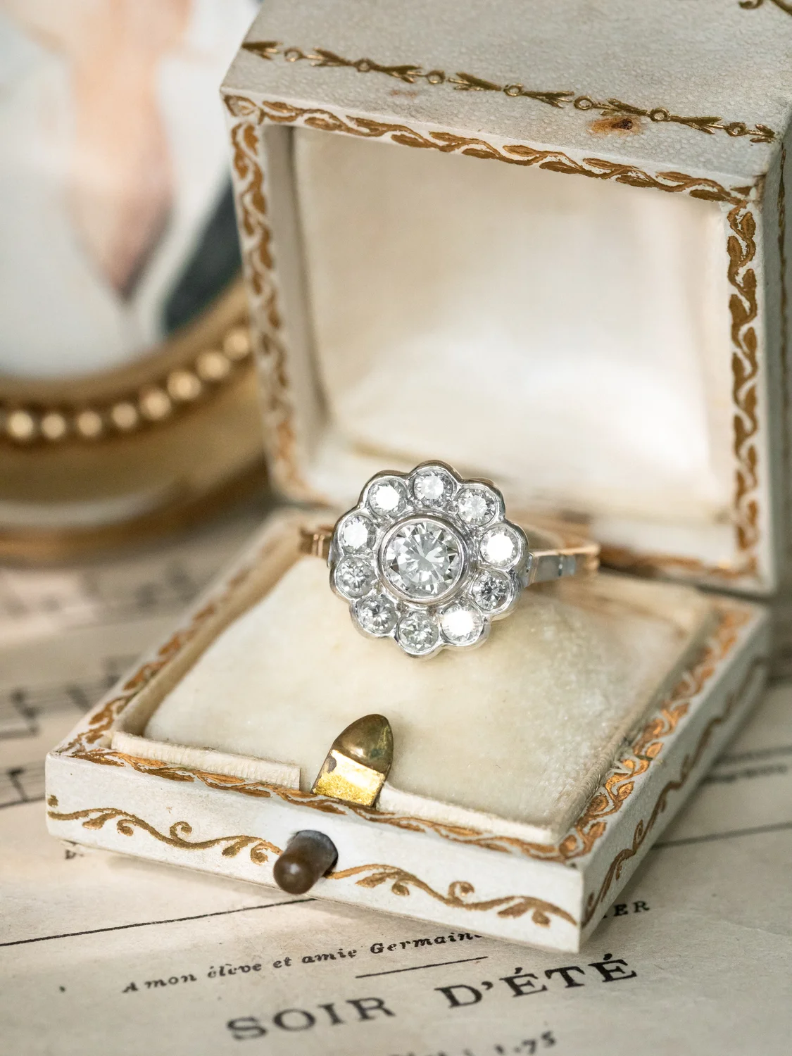 LA MILLY, sublime bague Marguerite de style Art Déco (circa 1950) en or 18 carats deux tons & diamants étincelants