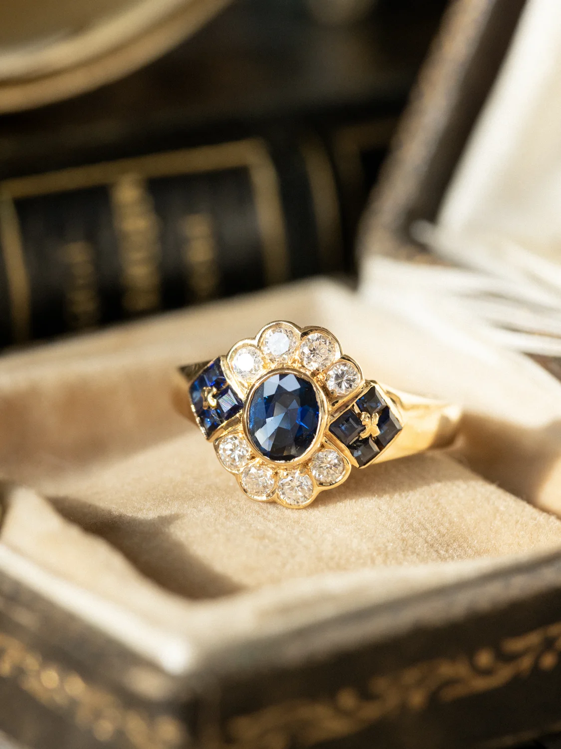 LA ALIXANE, sublime et envoûtante bague Marguerite vintage en or jaune 18 carats, saphir serti clos & saphirs calibrés, entourage diamants taille brillant étincelants ✨