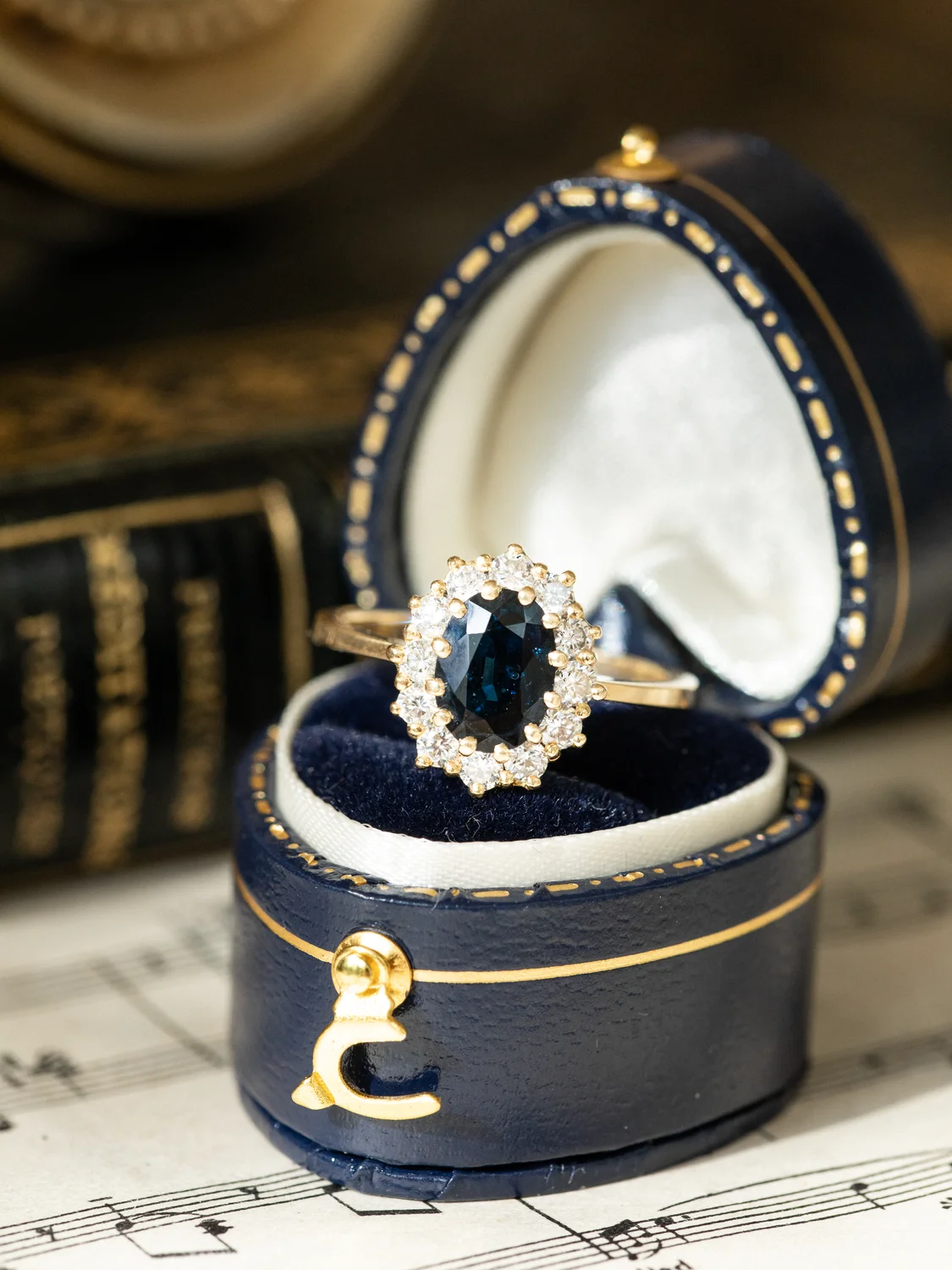 LA ALINE, magnifique bague Pompadour vintage en or 18 carats, saphir & diamants scintillants