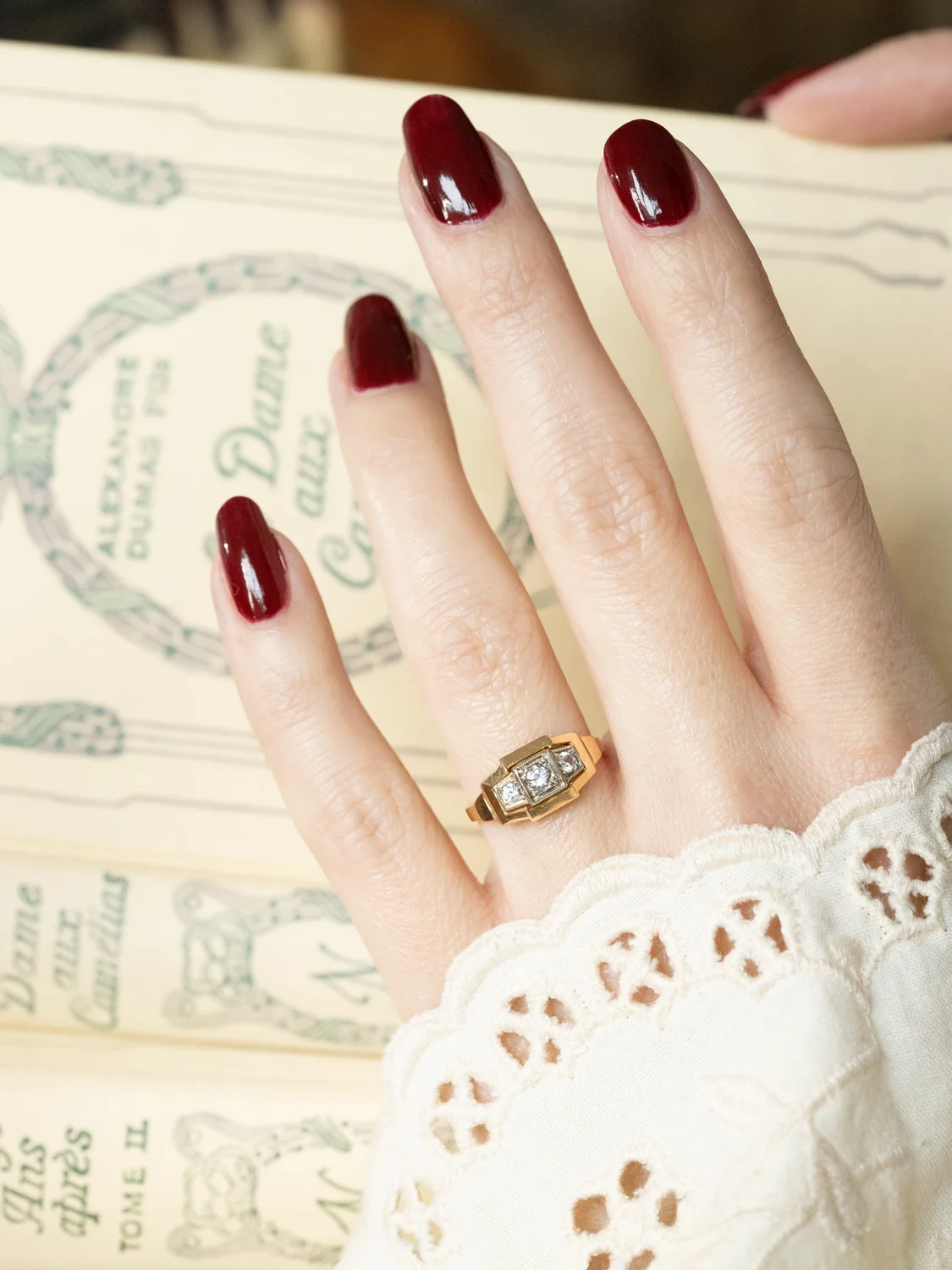 LA ALAÏS, magnifique bague jarretière Art Déco (circa 1940) en or 18 carats deux tons et pierres blanches scintillantes ✨ 