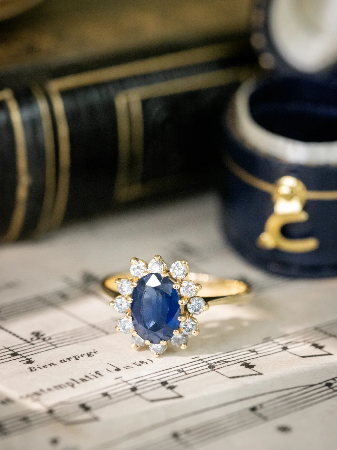 LA DENISE, sublime et envoûtante bague Marguerite vintage en or jaune 18 carats, saphir & entourage diamants scintillants ✨ (avec certificat HRD Antwerp)