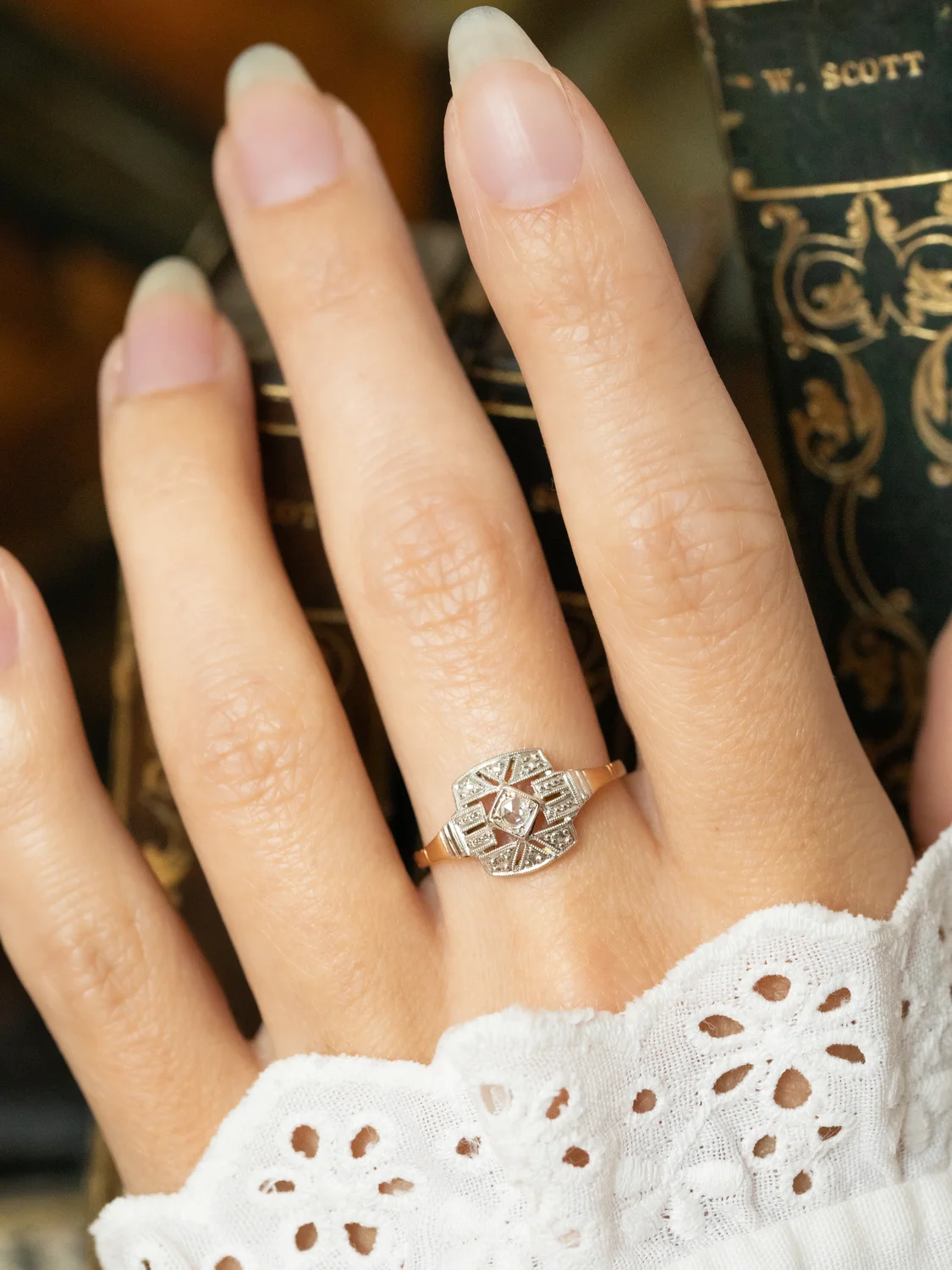 LA MARCIA, magnifique bague ancienne Art Déco (circa 1930) en or jaune 18 carats et platine, centrée d’un diamant taille rose ✨