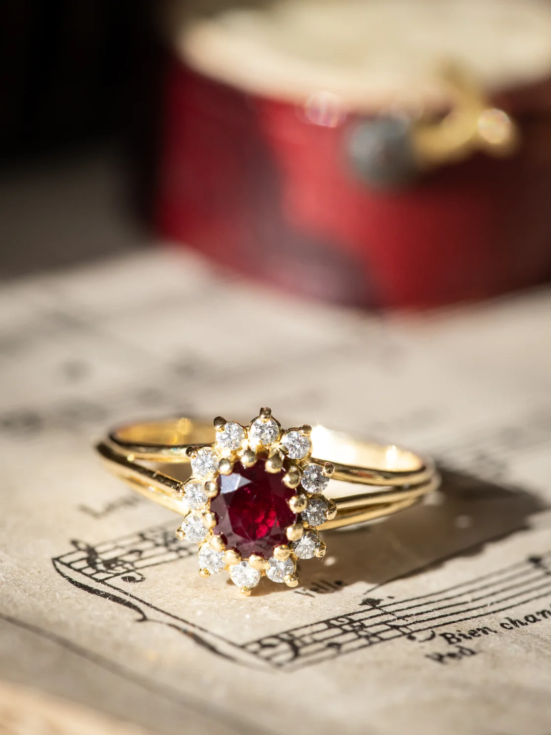 LA MARA, adorable petite bague Marguerite vintage en or jaune 18 carats, rubis & diamants ✨