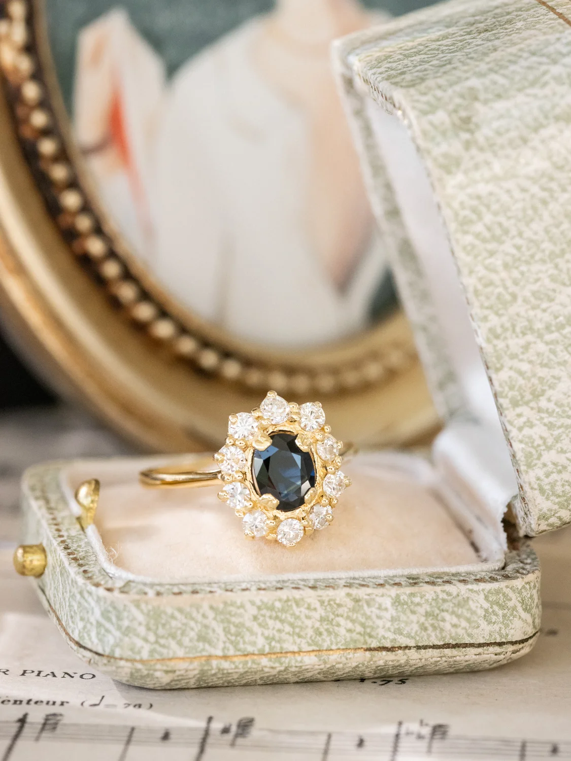 LA SOLANGE, sublime bague Marguerite vintage du milieu du XXe siècle (circa 1955) en or jaune 18 carats, saphir & diamants scintillants 💫