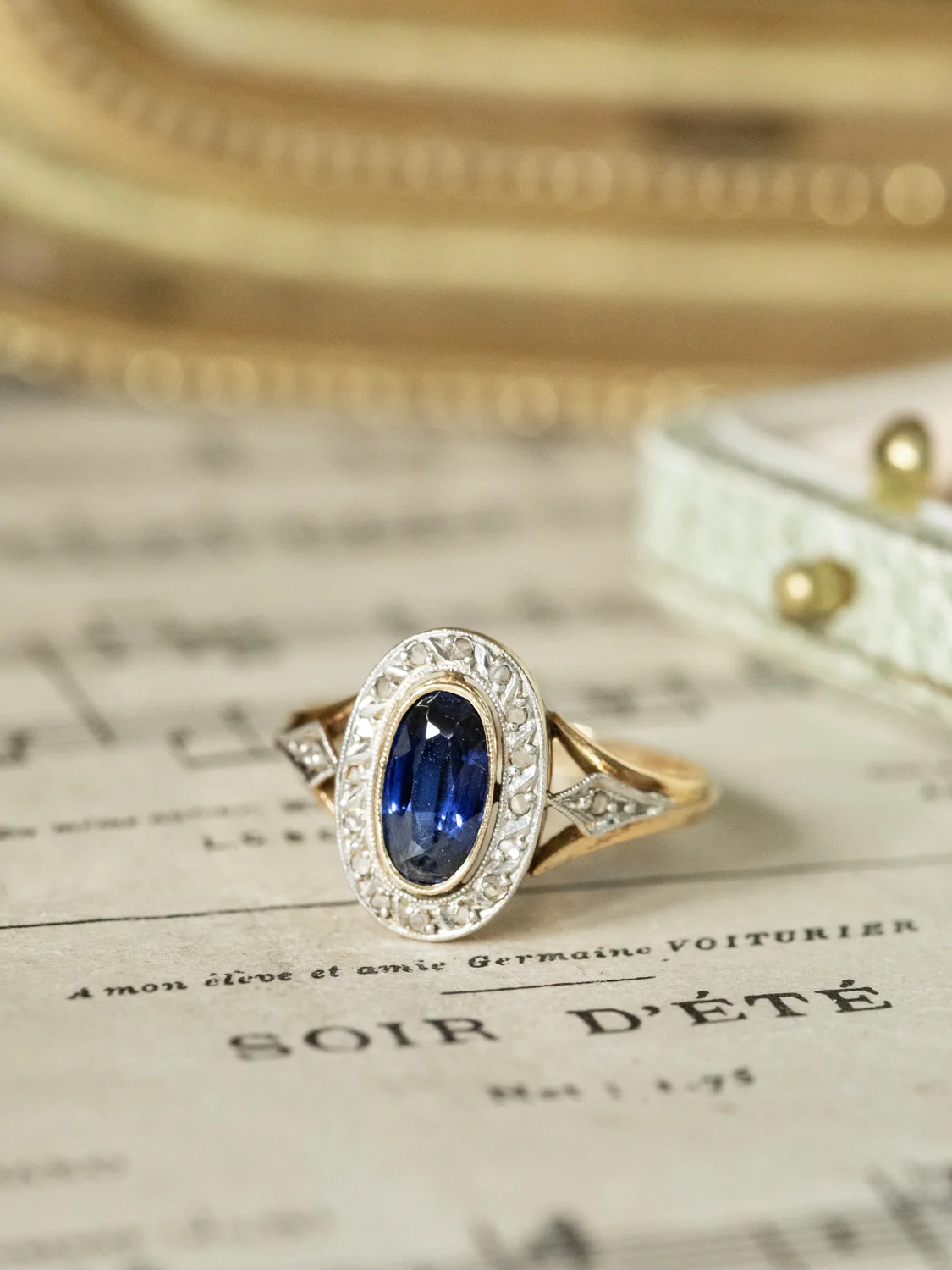 LA LÉOCADIE, sublime bague entourage d’époque Art Déco (circa 1920) en or 18 carats deux tons, saphir Verneuil en serti clos & diamants ✨