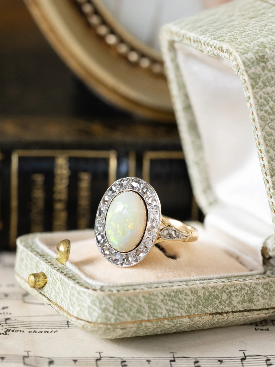 LA MISIA, merveilleuse bague ancienne Belle Époque (circa 1905) en or 18 carats & platine, opale en serti clos et diamants scintillants ✨