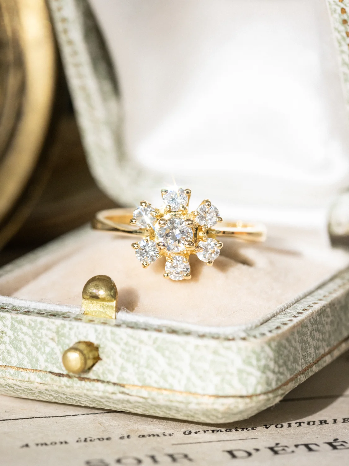 LA LORETTA, magnifique bague Marguerite vintage en or jaune 18 carats et sept diamants étincelants ✨