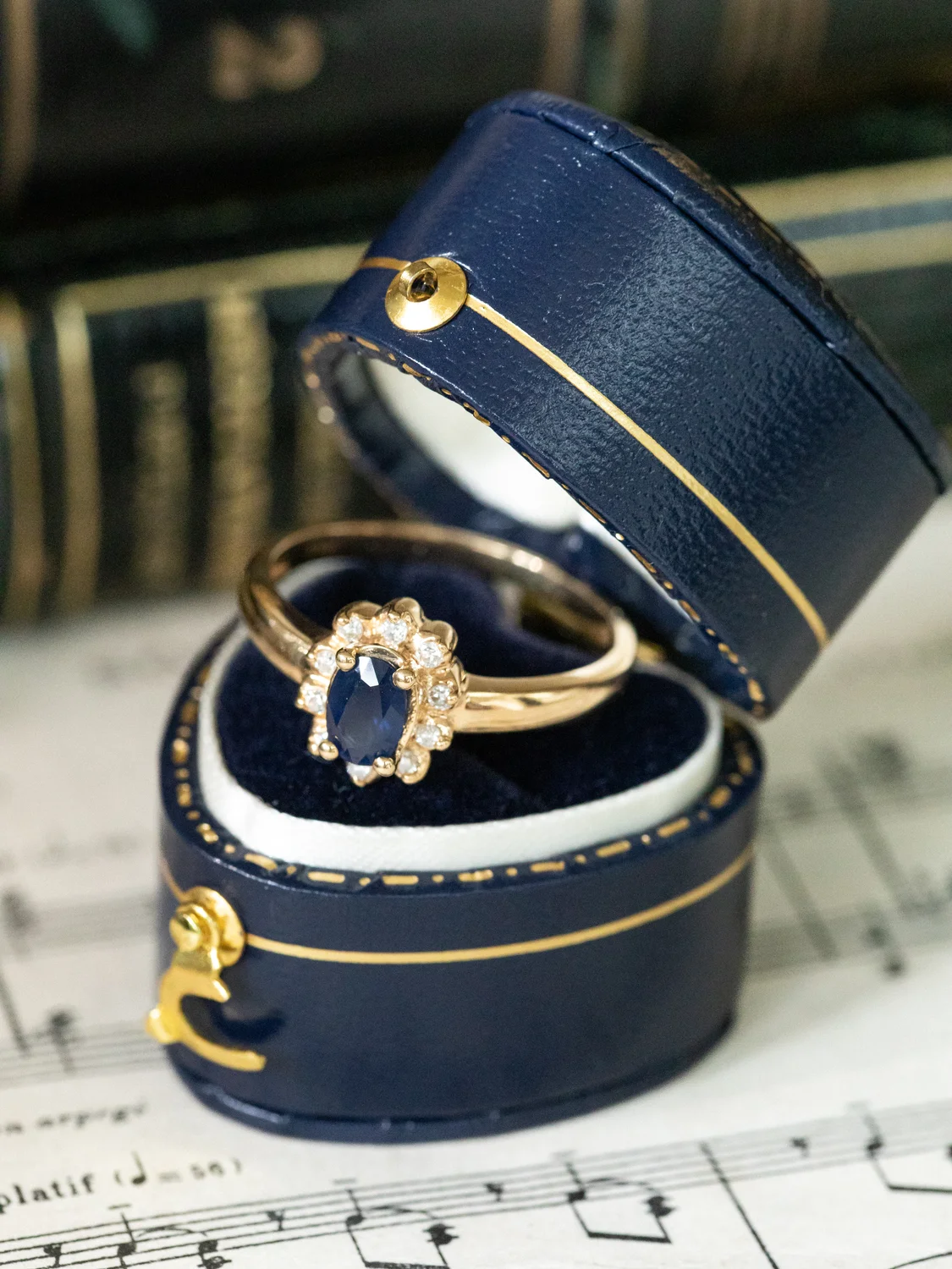 LA LINA, adorable petite bague Marguerite vintage en or jaune 18 carats, saphir & diamants