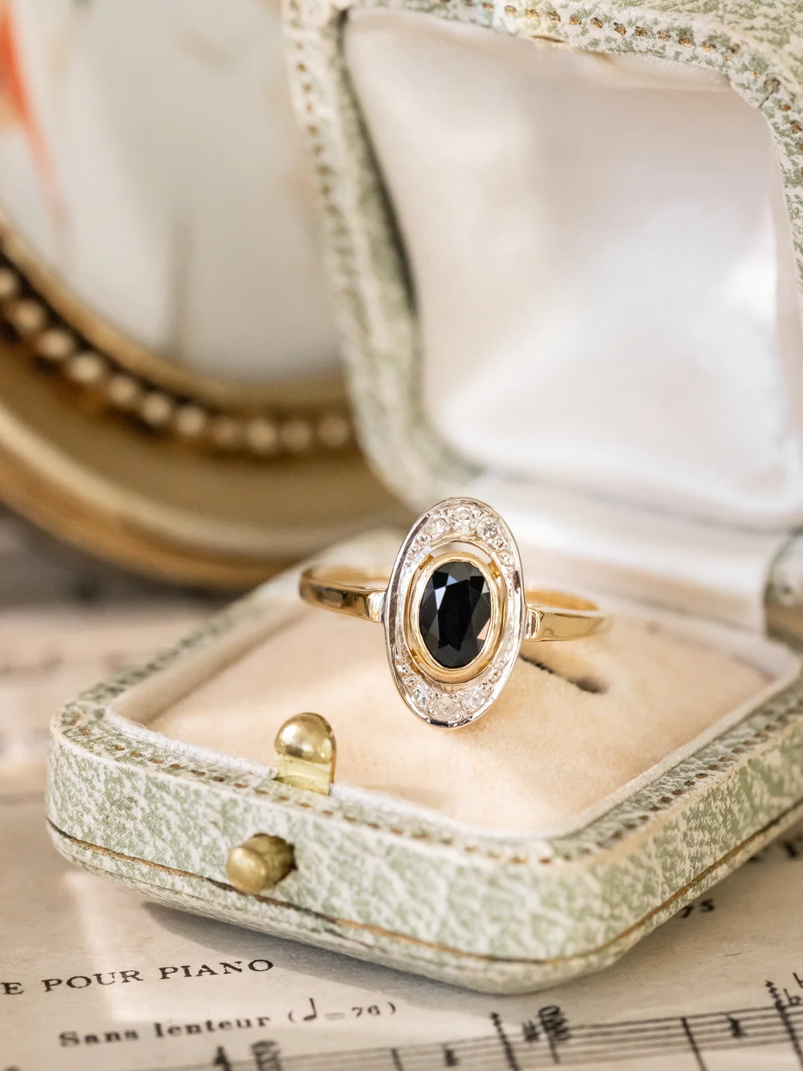 LA MIA, adorable petite bague entourage vintage de style Belle Époque en or 18 carats deux tons, saphir en serti clos, diamants & pierres blanches 💫