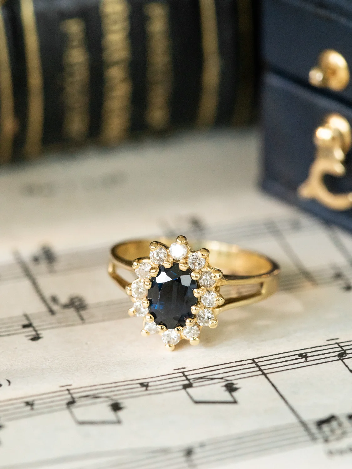LA CHARLÈNE, bague Marguerite vintage en or 18 carats, saphir et diamants scintillants ✨