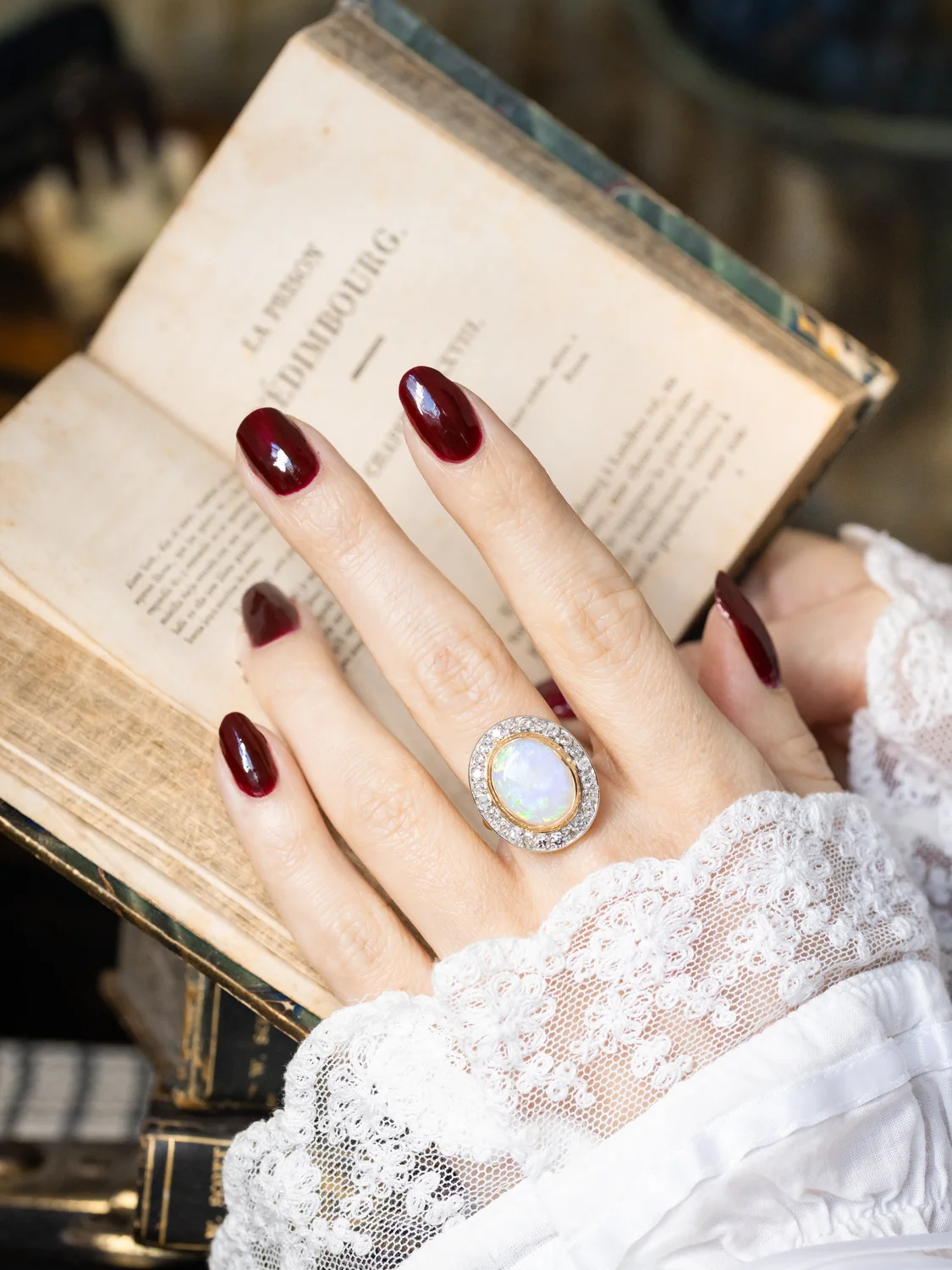 LA DELILAH, splendide bague ancienne en or 18 carats deux tons, opale 2,1 ct en serti clos & halo de diamants scintillants ✨