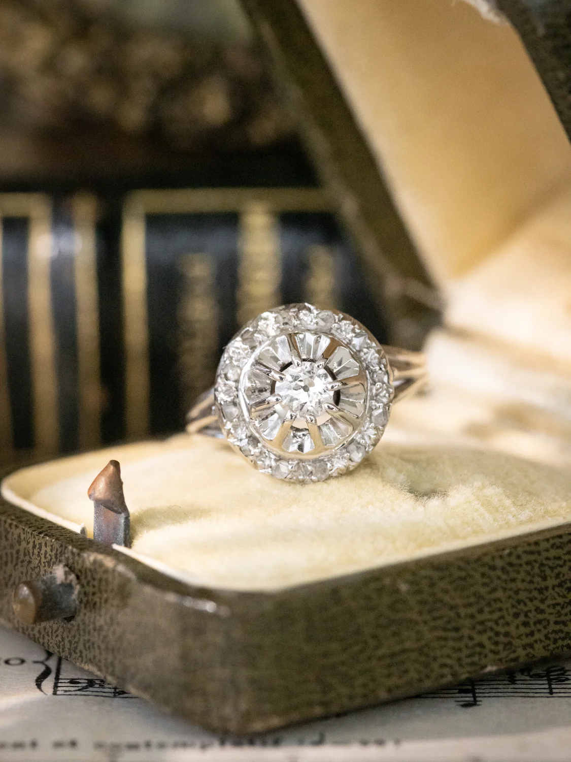 LA EMÉLIE, ravissante et lumineuse bague halo d’époque Art Déco (circa 1920) en or 18 carats, platine & diamants scintillants ✨