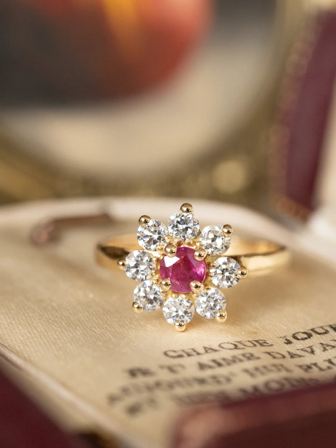LA ANNABELLE, magnifique et lumineuse bague Marguerite vintage en or jaune 18 carats, rubis & diamants taille brillant étincelants ✨
