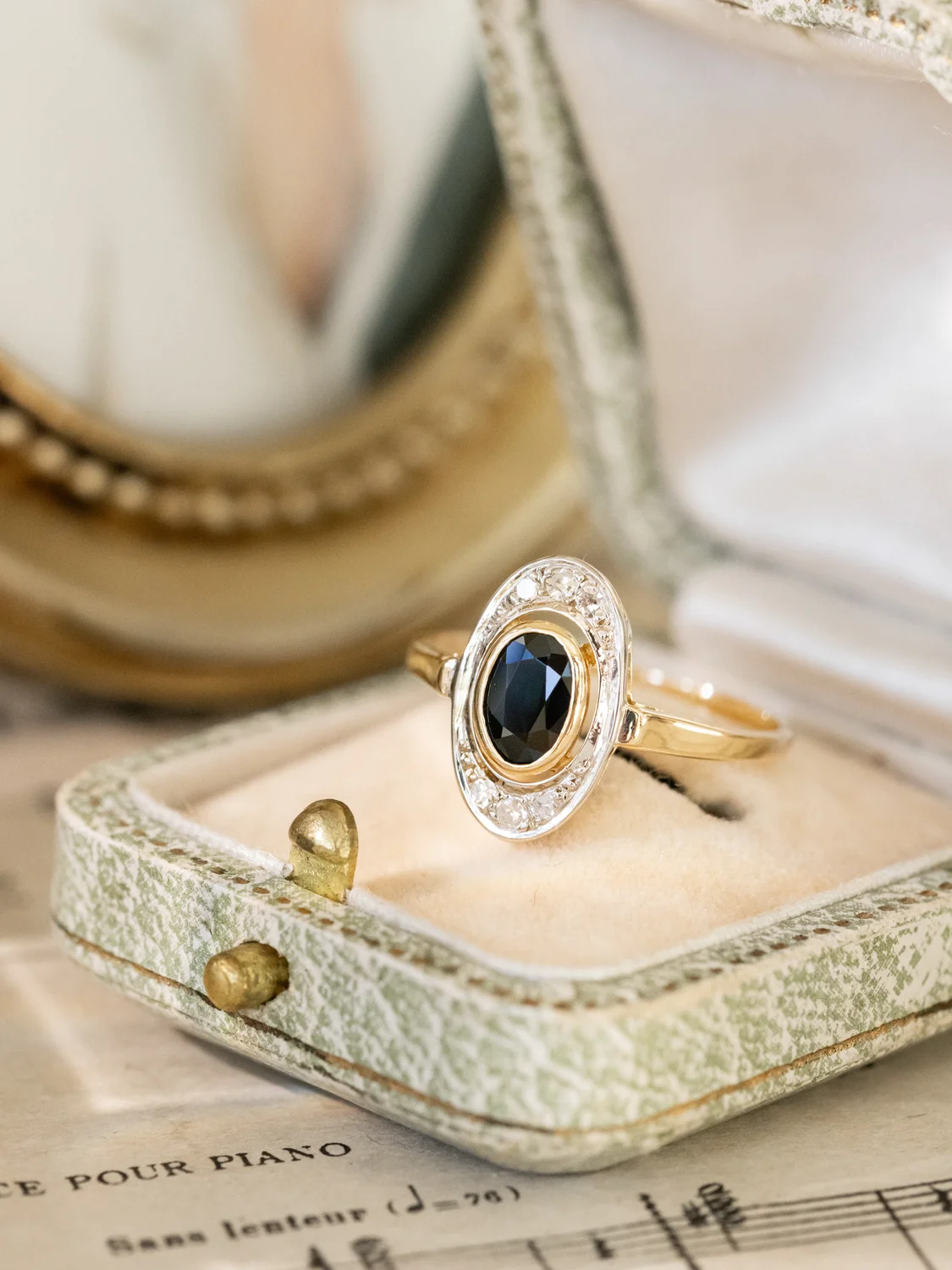LA MIA, adorable petite bague entourage vintage de style Belle Époque en or 18 carats deux tons, saphir en serti clos, diamants & pierres blanches 💫