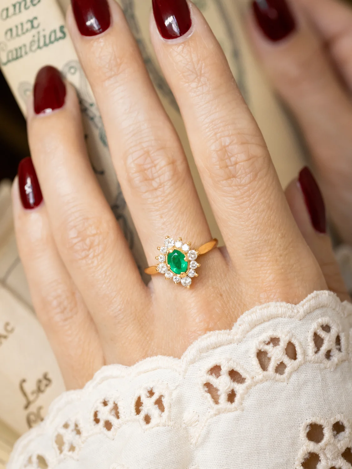 LA GUSTAVIA, lumineuse et envoûtante bague Marguerite vintage en or jaune 18 carats, émeraude & diamants étincelants ✨
