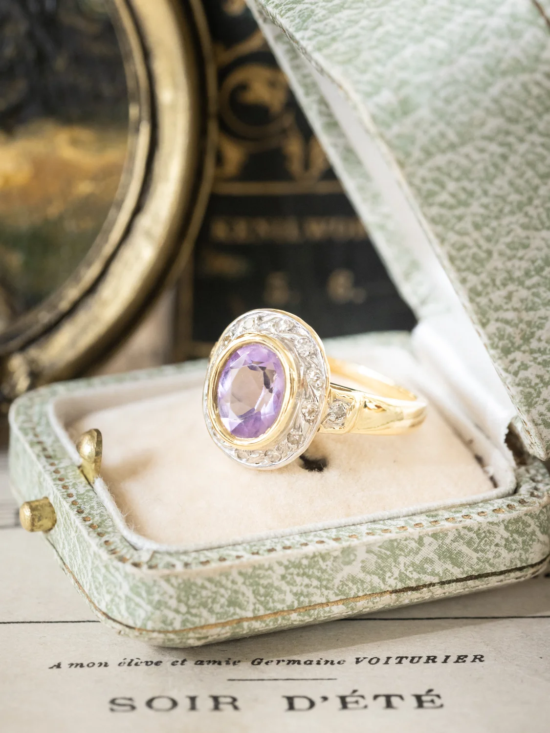 LA LILAS, magnifique bague vintage (circa 1950) en or 18 carats deux tons, améthyste en serti clos & petits diamants ✨