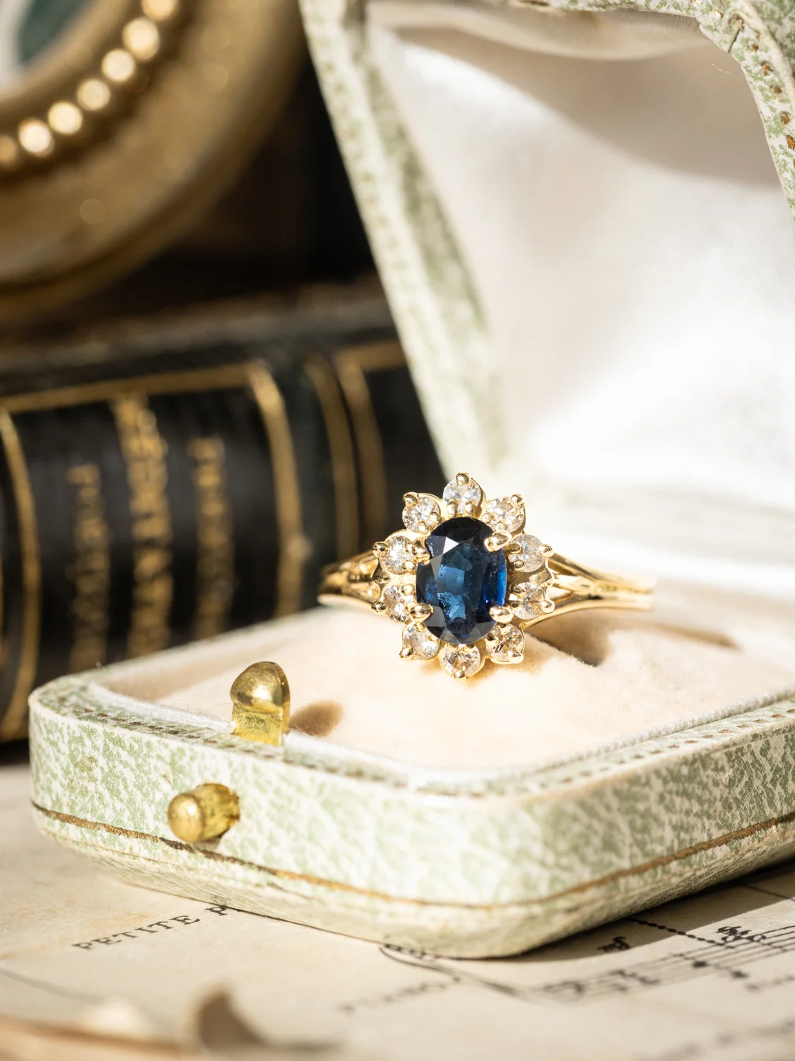 LA AMELINE, sublime bague Marguerite vintage en or jaune 18 carats, saphir & diamants scintillants ✨