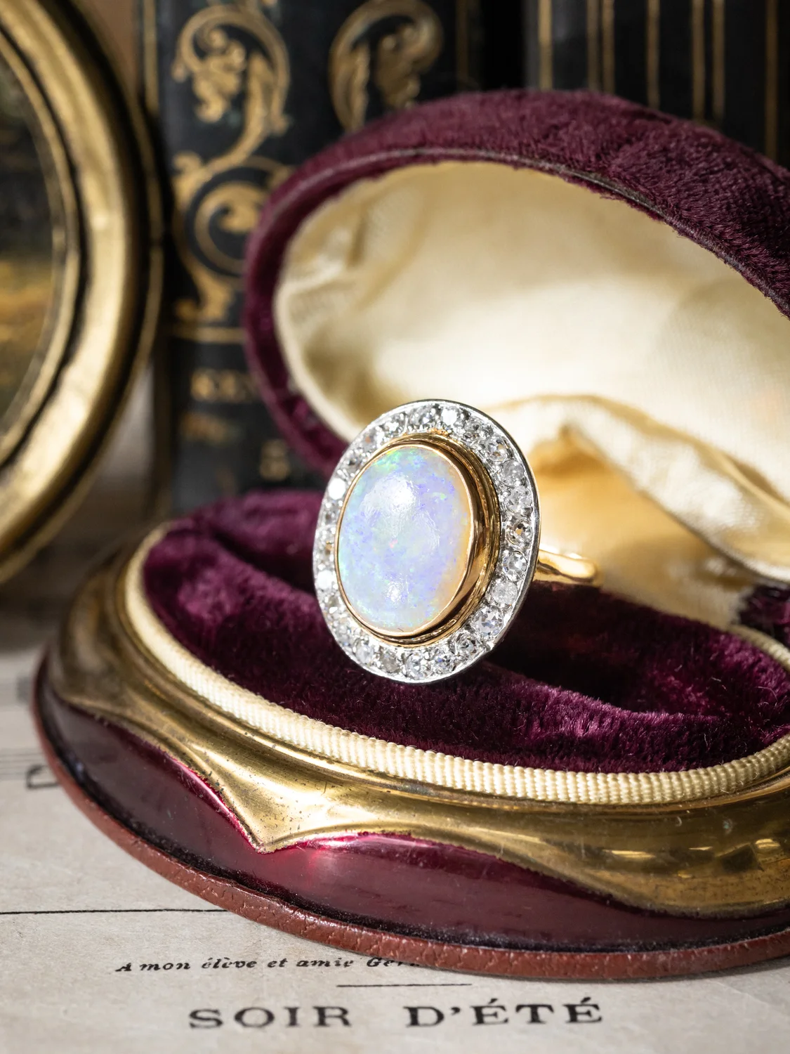 LA DELILAH, splendide bague ancienne en or 18 carats deux tons, opale 2,1 ct en serti clos & halo de diamants scintillants ✨