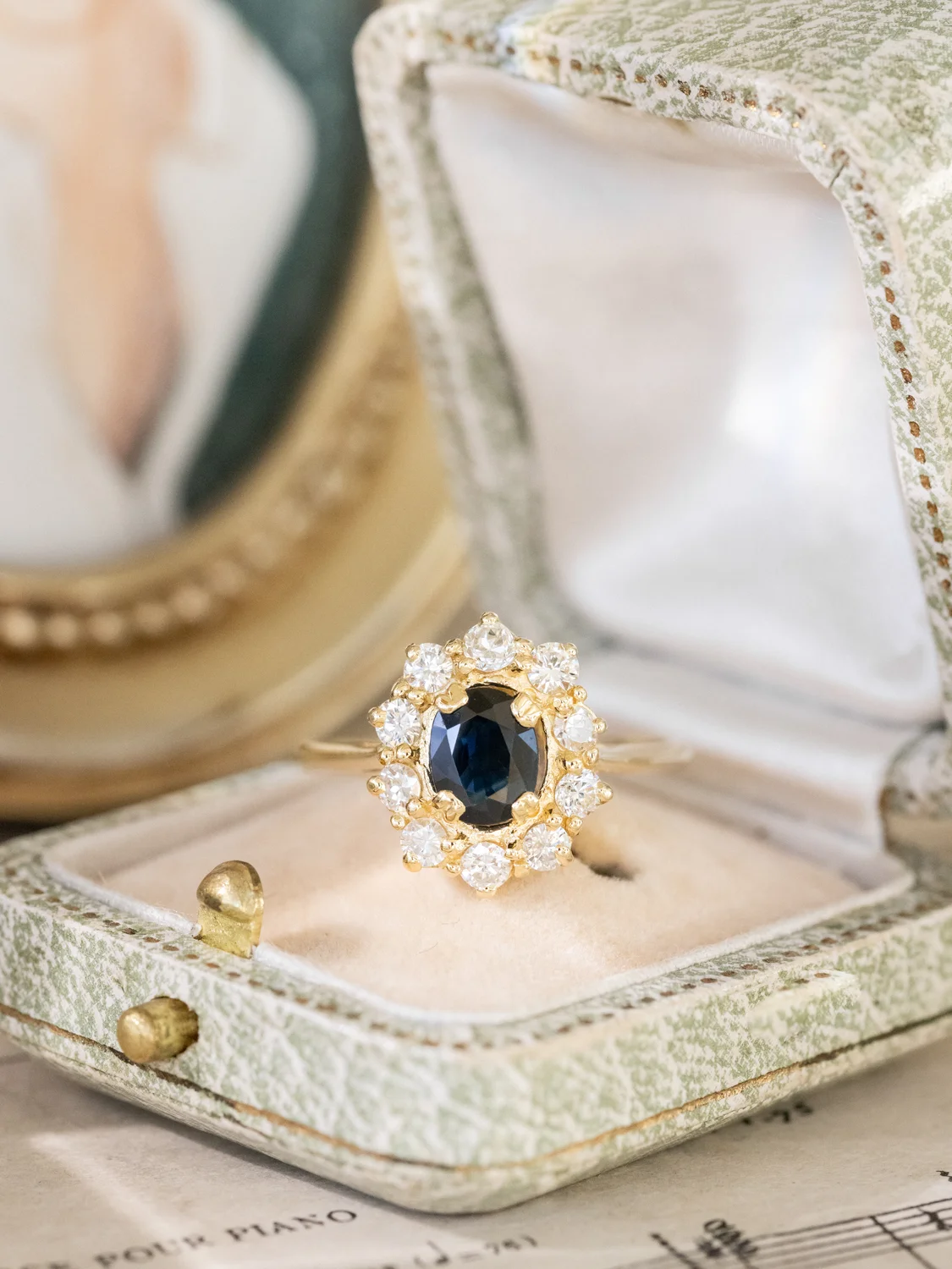 LA SOLANGE, sublime bague Marguerite vintage du milieu du XXe siècle (circa 1955) en or jaune 18 carats, saphir & diamants scintillants 💫