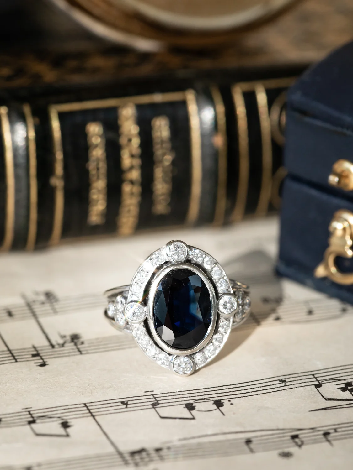 LA VICTORIA, sublime et envoûtante bague de style Belle Époque / Art Déco (vers 1940-1950) en or blanc 18 carats, saphir serti clos et diamants ✨