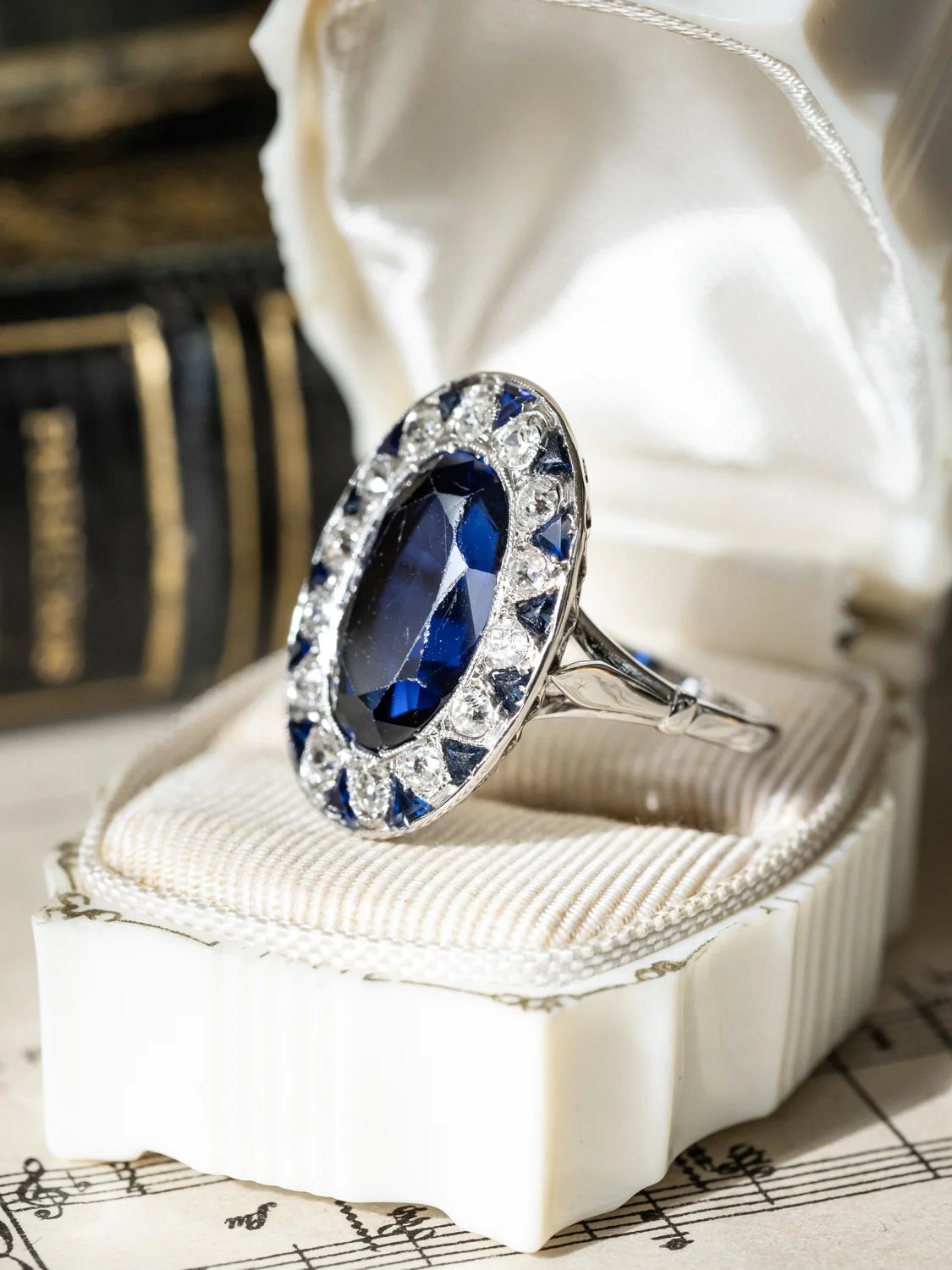 LA JEANNETTE, magnifique bague ancienne Art Déco (circa 1925) en or blanc 18 carats, saphir Verneuil en serti clos & entourage de saphirs calibrés et diamants scintillants ✨