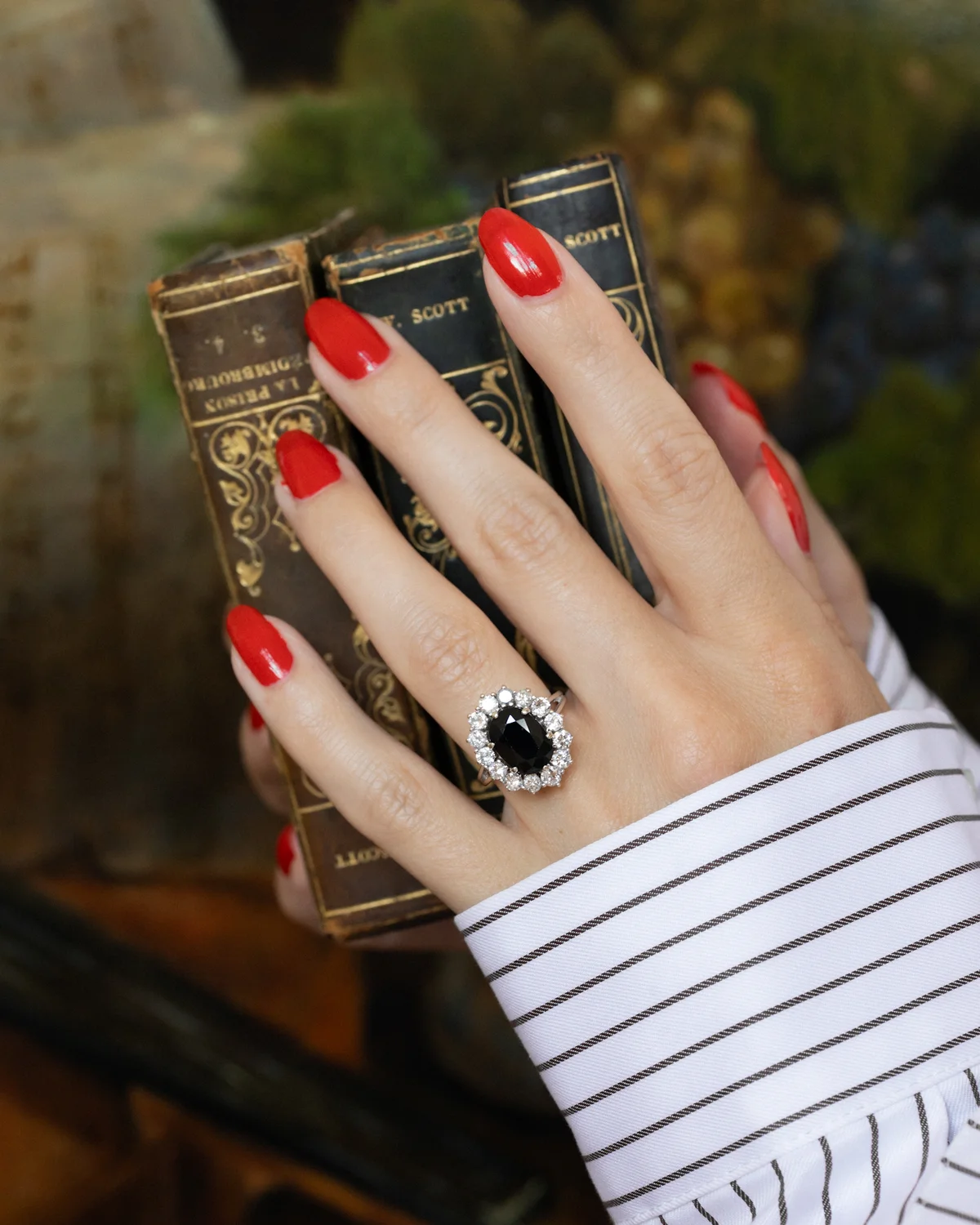 LA ANNA, merveilleuse et envoûtante bague Pompadour vintage (circa 1970) en or 18 carats, saphir bleu minuit & entourage de diamants scintillants