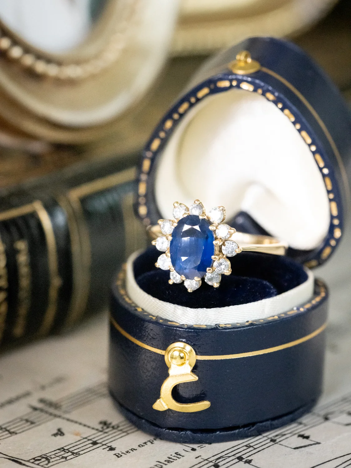 LA DENISE, sublime et envoûtante bague Marguerite vintage en or jaune 18 carats, saphir & entourage diamants scintillants ✨ (avec certificat HRD Antwerp)