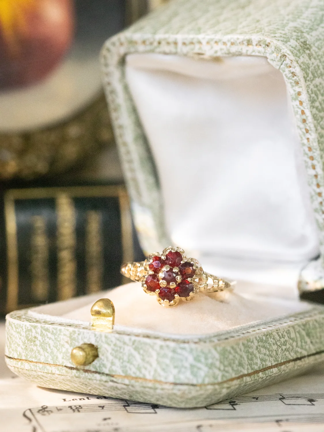 LA MABEL, magnifique bague fleur vintage de style victorien en or jaune 9 carats & grenats