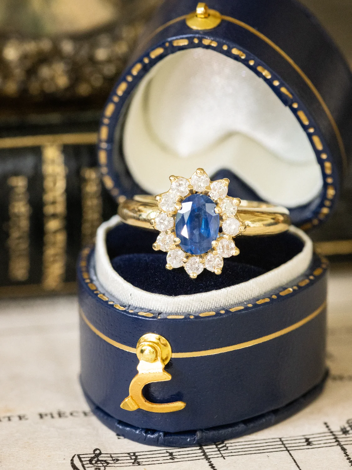 LA MAHAUT, sublime et lumineuse bague Marguerite vintage en or jaune 18 carats, saphir & diamants scintillants ✨