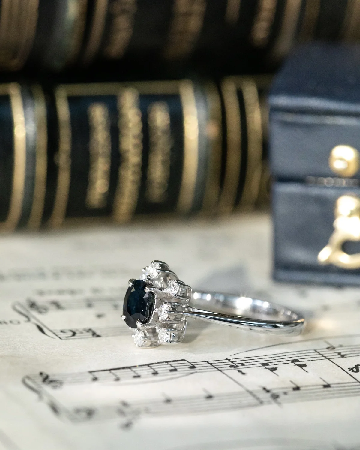 LA CLÉA, magnifique et envoûtante bague Marguerite vintage en or blanc 18 carats, saphir bleu nuit et constellation de diamants scintillants 💫