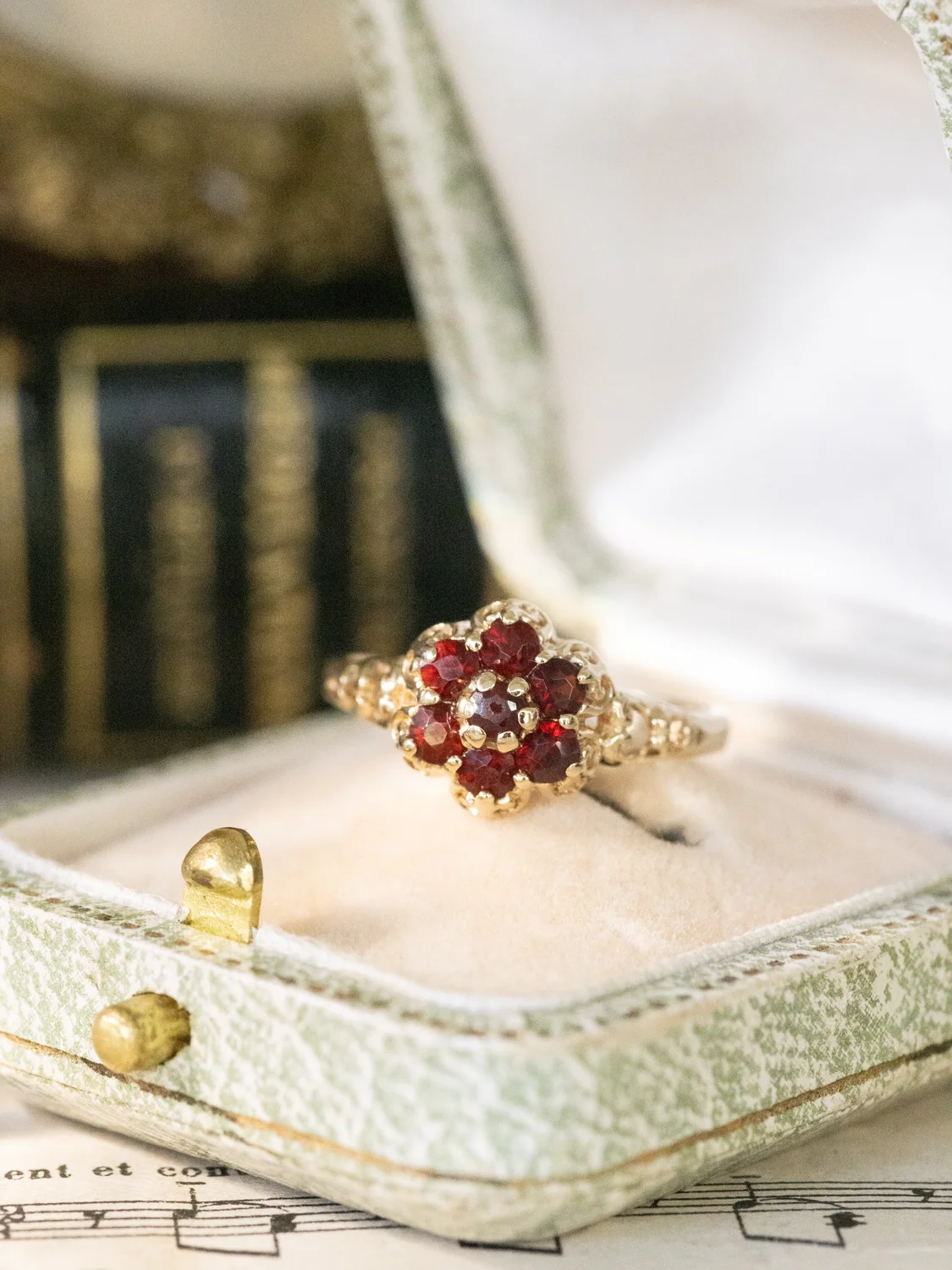 LA MABEL, magnifique bague fleur vintage de style victorien en or jaune 9 carats & grenats