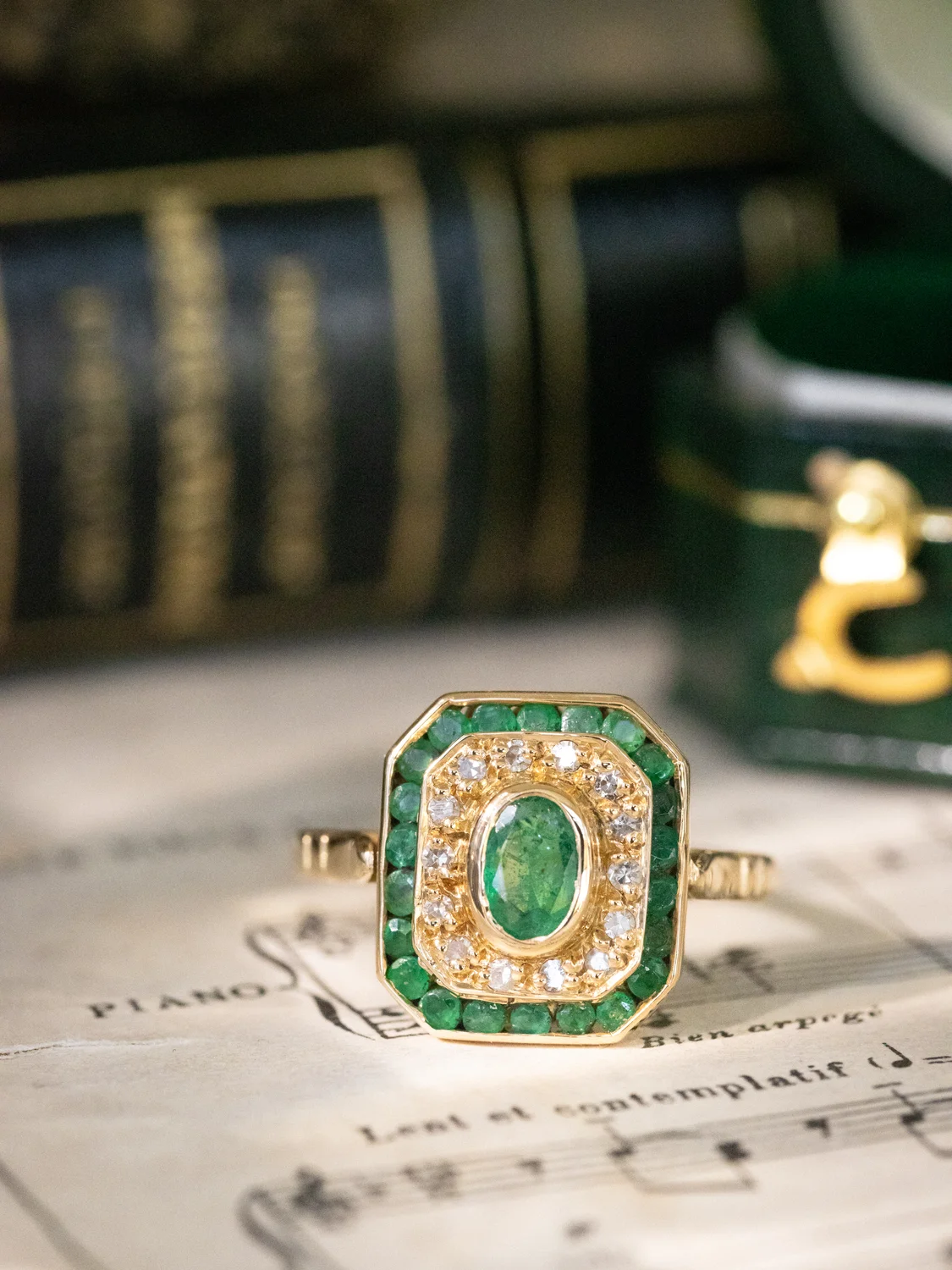 LA ADRIENNE, magnifique et envoûtante bague octogonale vintage de style Art Déco en or jaune 18 carats, émeraudes & petits diamants ✨