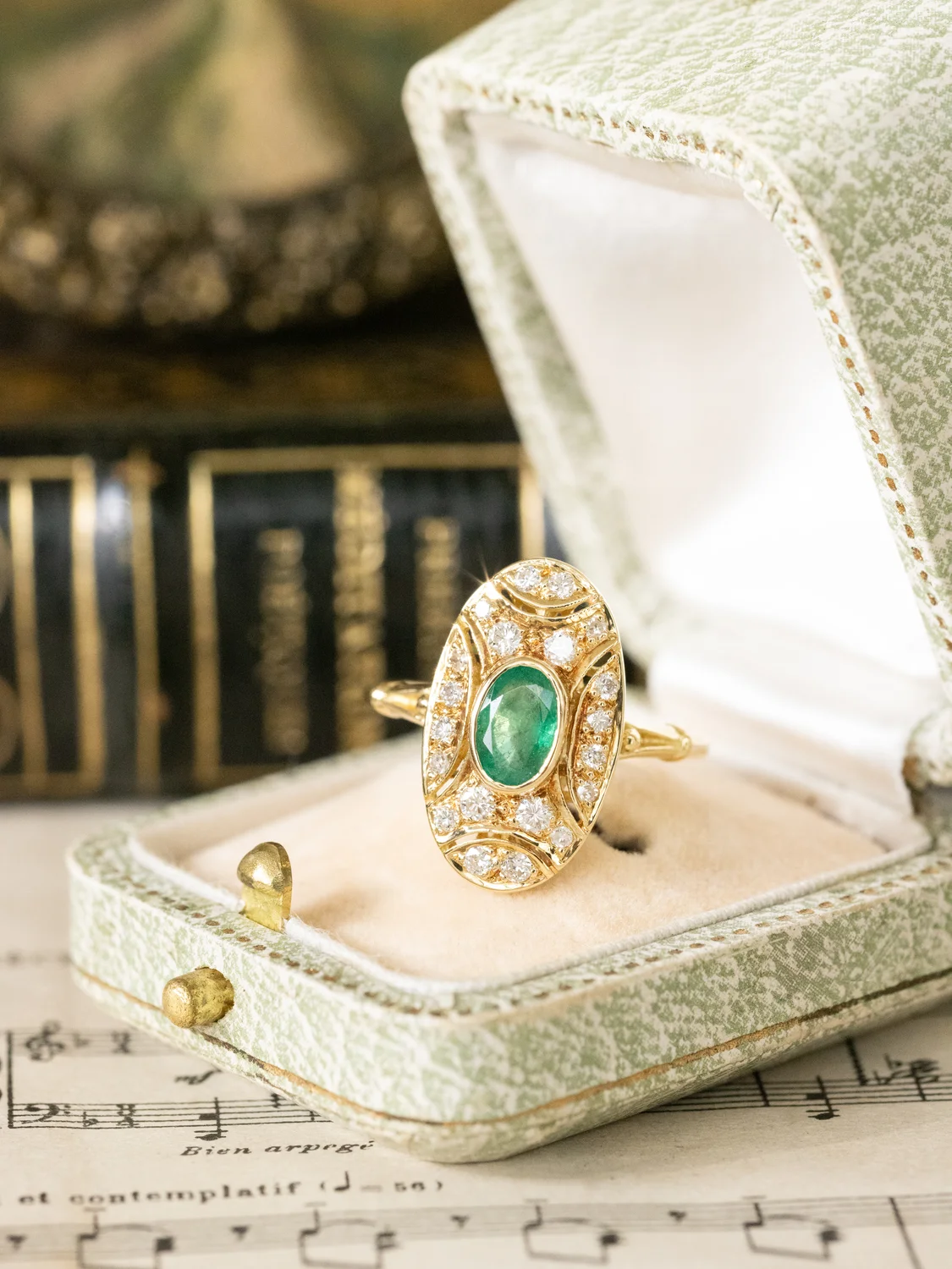 LA APOLLONIE, sublime et lumineuse bague Marquise vintage de style Art Déco en or jaune 18 carats, émeraude en serti clos & constellation de diamants ✨