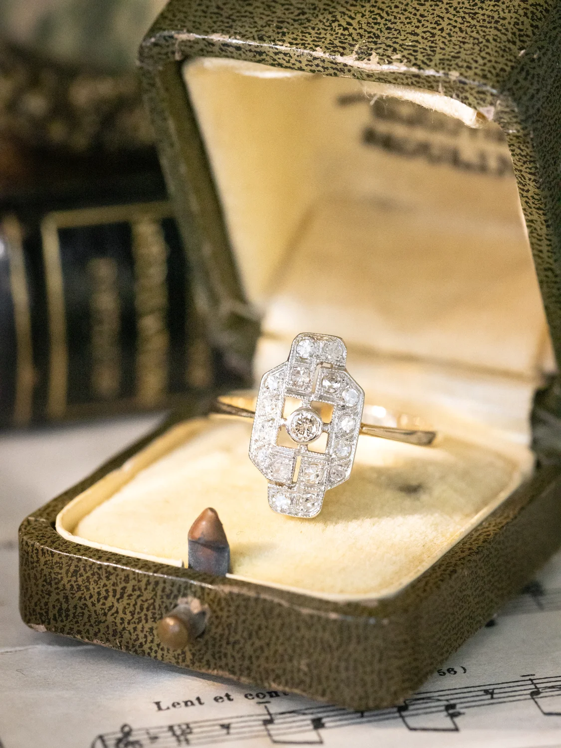 LA ALPHONSINE, sublime et lumineuse bague Art Déco (circa 1935) en or 18 carats deux tons pavée de diamants étincelants ✨
