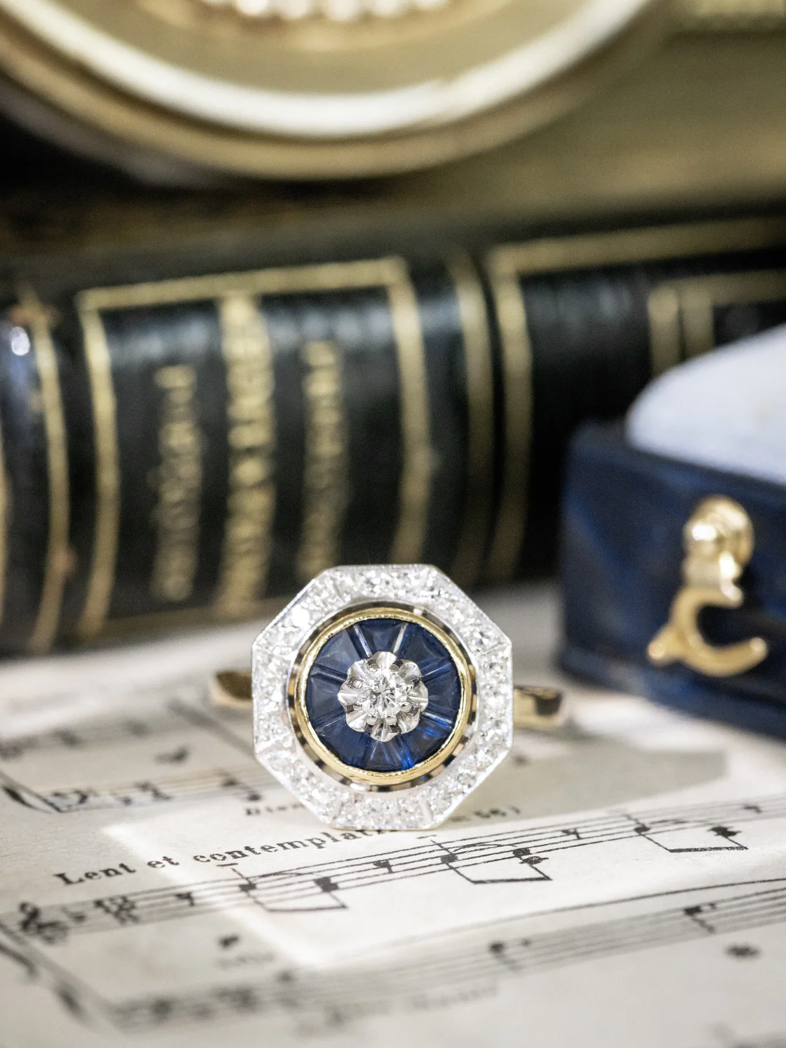 LA OCTAVIA, magnifique bague octogonale vintage de style Art Déco en or 18 carats deux tons, 25 diamants & saphirs calibrés ✨