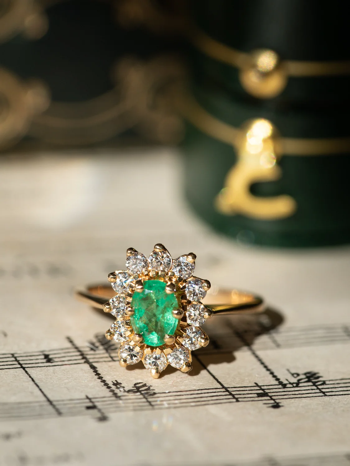 LA AUGUSTA, magnifique et fascinante bague Marguerite vintage (vers 1975) en or 18 carats, émeraude & diamants