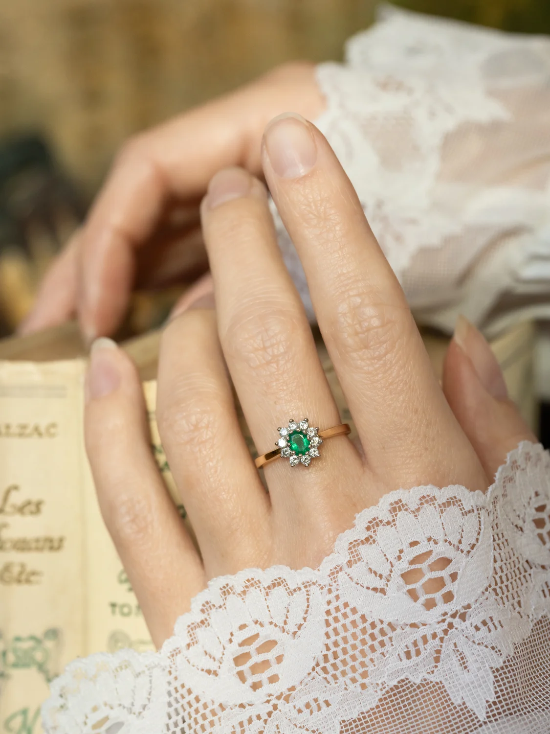 LA NOA, fascinante et lumineuse bague Marguerite vintage en or 18 carats deux tons, émeraude & diamants 💫