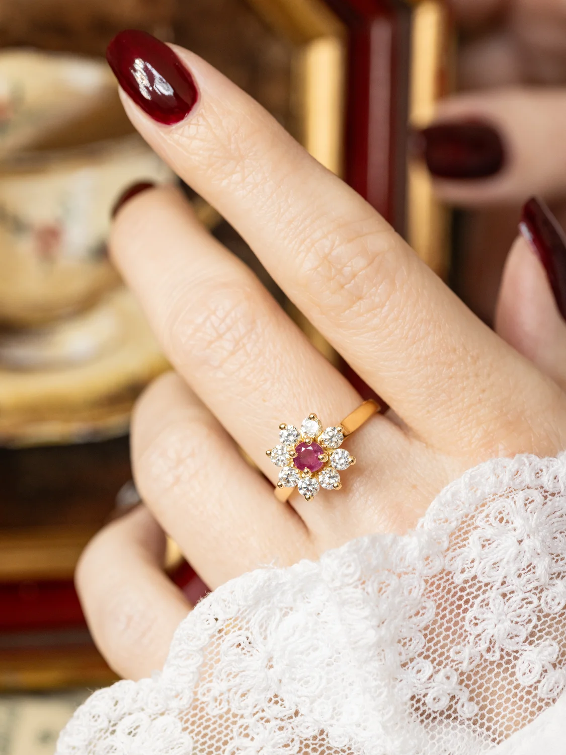 LA ANNABELLE, magnifique et lumineuse bague Marguerite vintage en or jaune 18 carats, rubis & diamants taille brillant étincelants ✨