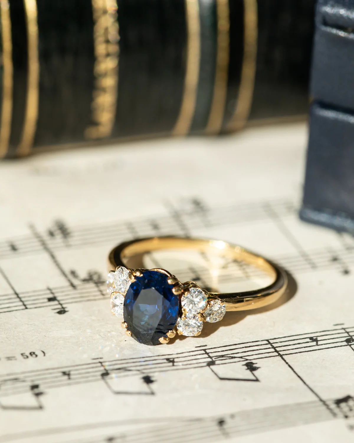 LA LIVIA, sublime bague vintage en or 18 carats, Solitaire saphir 1,2 ct & diamants scintillants ✨