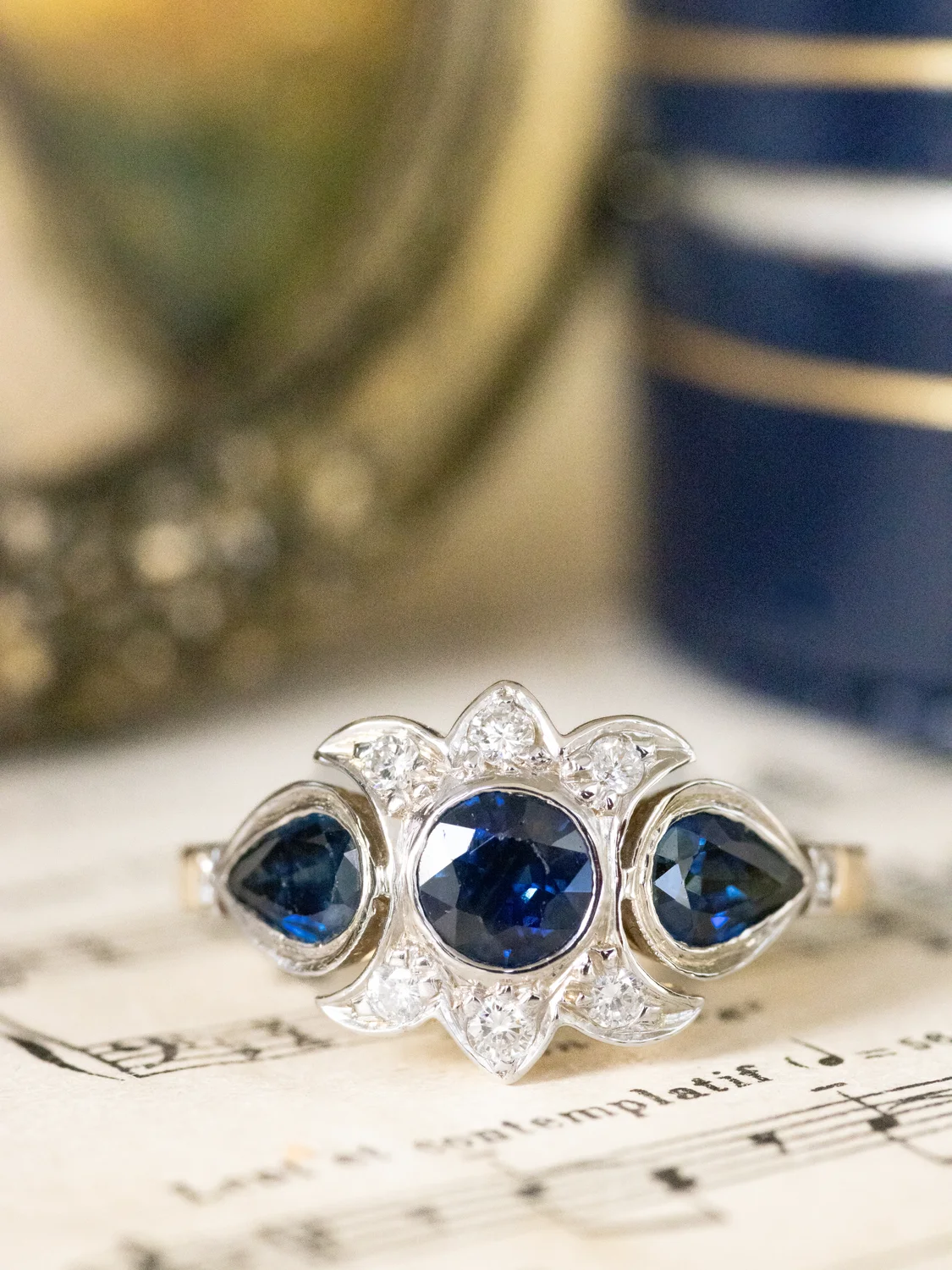 LA SÉLÈNE, sublime et envoûtante bague vintage trois lunes de style Art Déco en or 18 carats deux tons, saphirs & diamants scintillants ✨