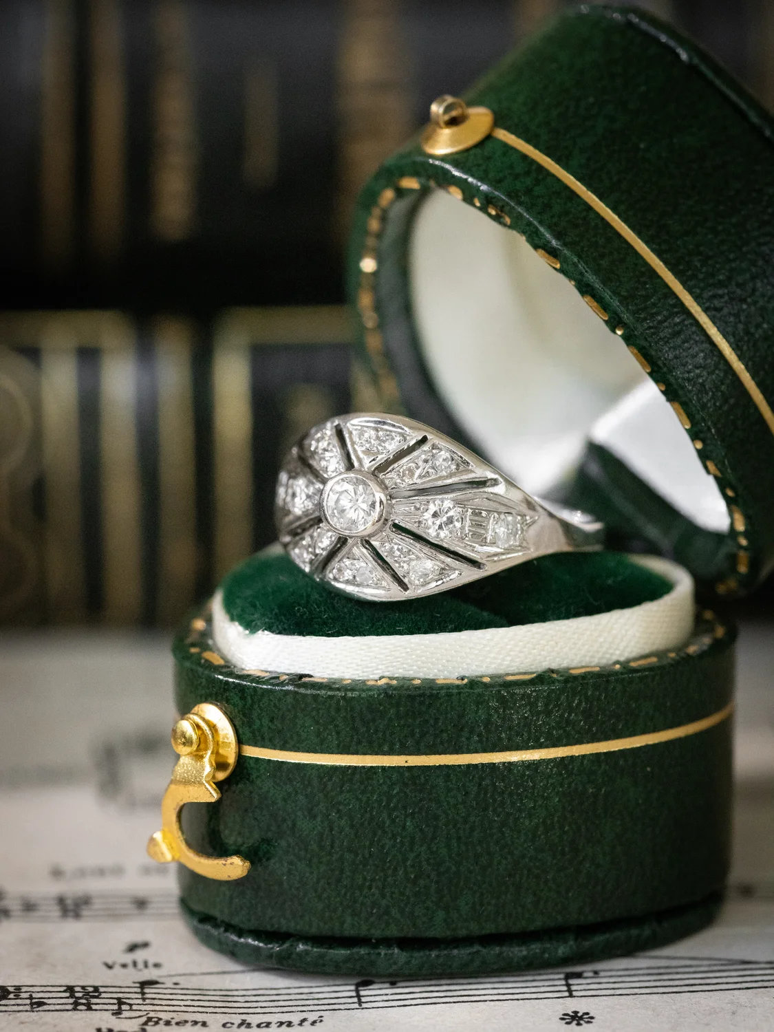 LA WILMA, magnifique bague dôme / bandeau vintage de style Art Déco en or blanc 18 carats & diamants ✨