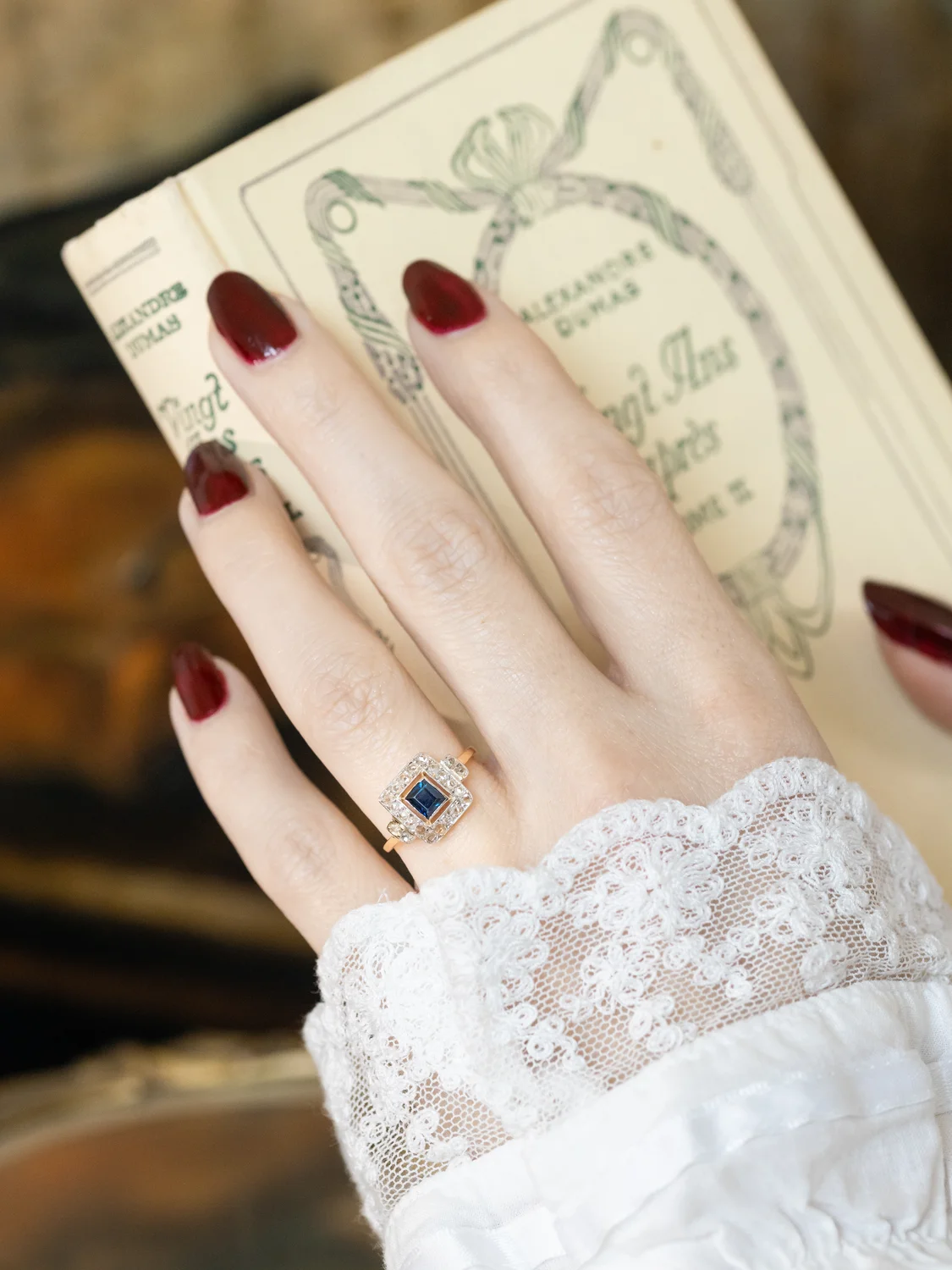 LA HÉLIE, magnifique et délicate petite bague Art Déco (circa 1930) en or 18 carats deux tons, saphir Verneuil, pierres blanches et diamants ✨