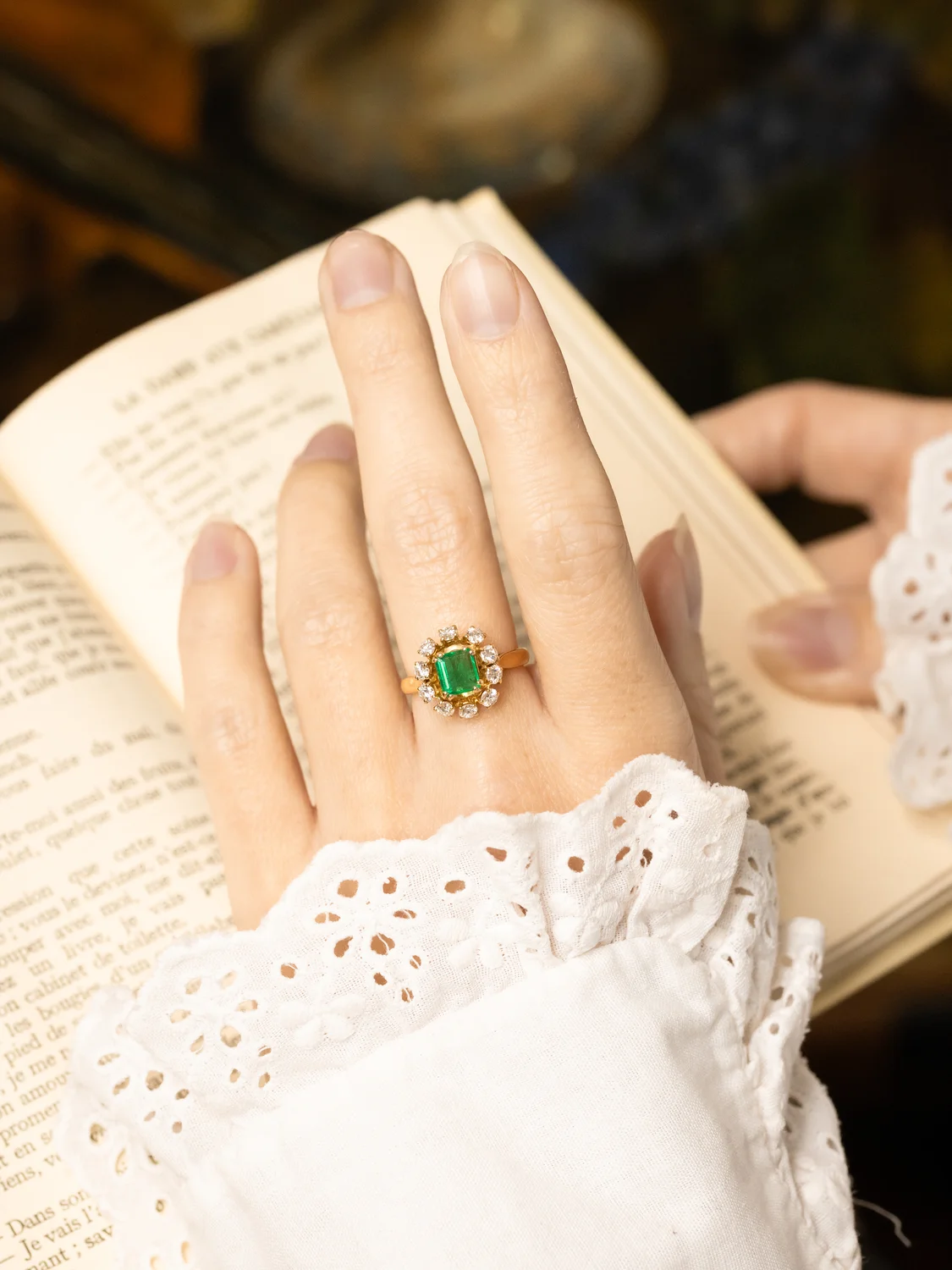 LA THALIE, sublime et envoûtante bague vintage en or jaune 18 carats, émeraude et entourage de diamants scintillants ✨