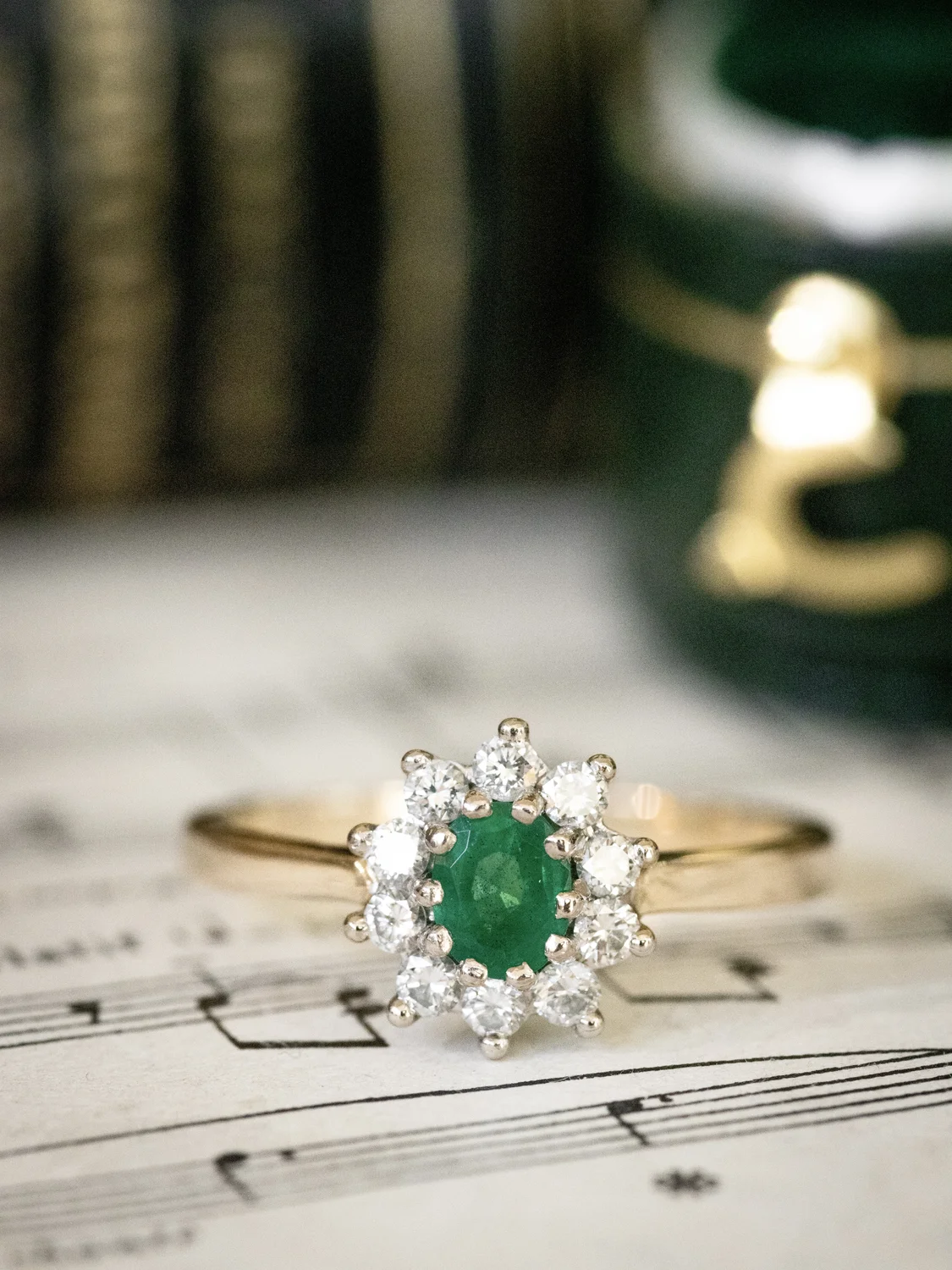 LA NOA, fascinante et lumineuse bague Marguerite vintage en or 18 carats deux tons, émeraude & diamants 💫