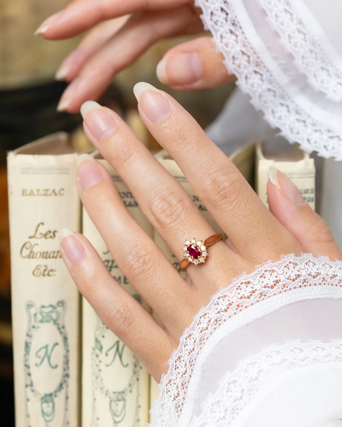 LA MILA, délicieuse bague Marguerite vintage (circa 1975) en or 18 carats, rubis & diamants