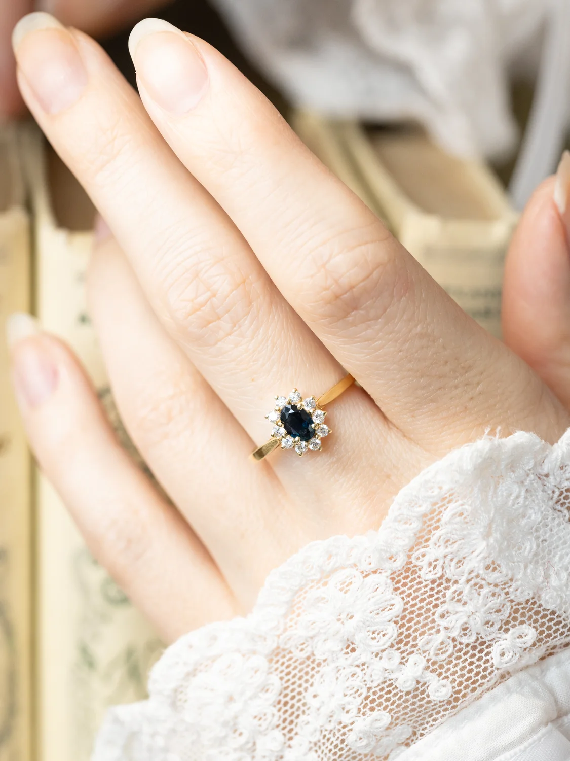 LA ANCELINE, superbe et élégante bague Marguerite vintage en or jaune 18 carats, saphir & pierres blanches scintillantes ✨