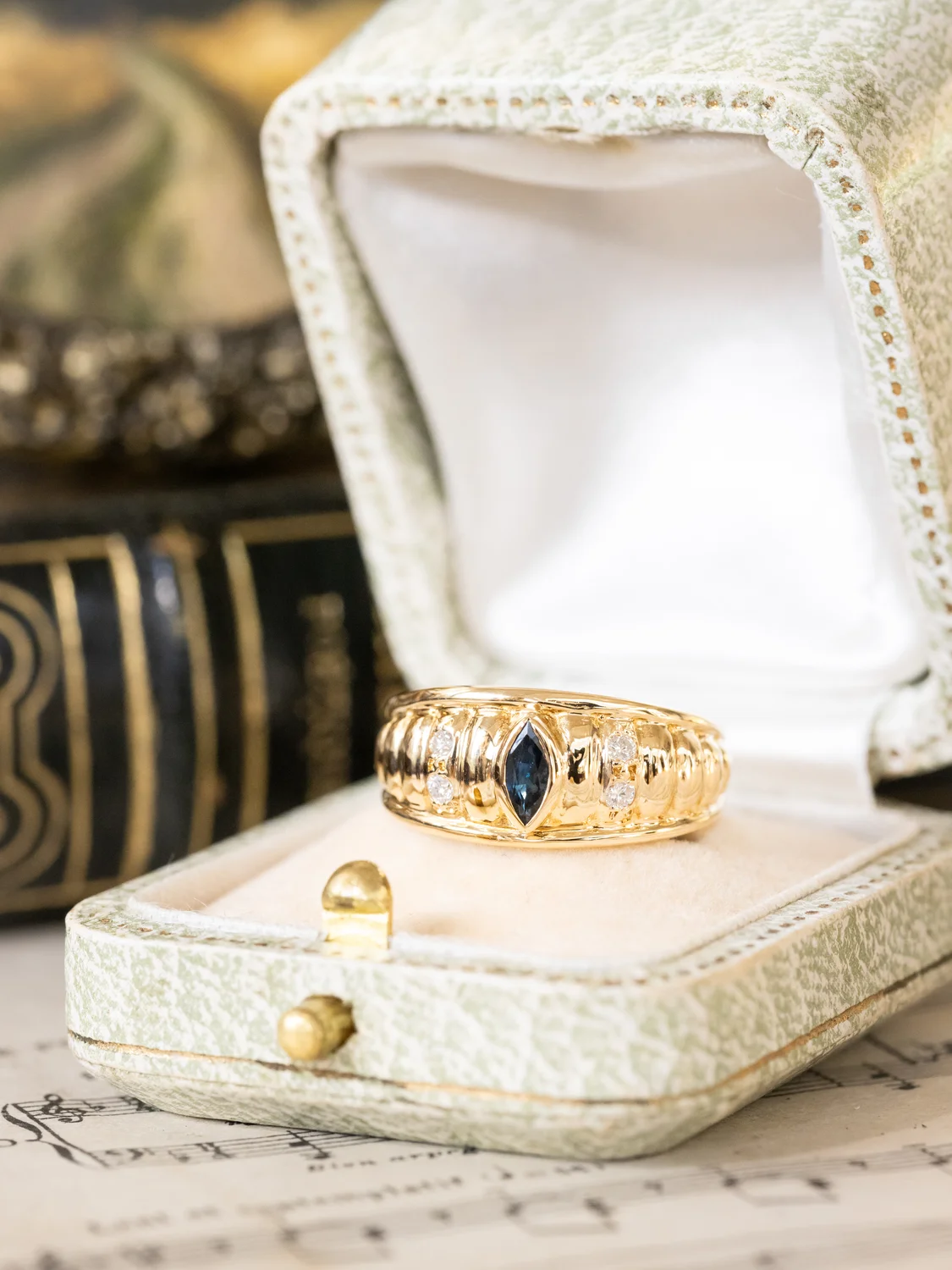 LA JANELLE, magnifique bague jonc vintage en or jaune 18 carats godronné, saphir taille navette en serti clos & petits diamants scintillants ✨