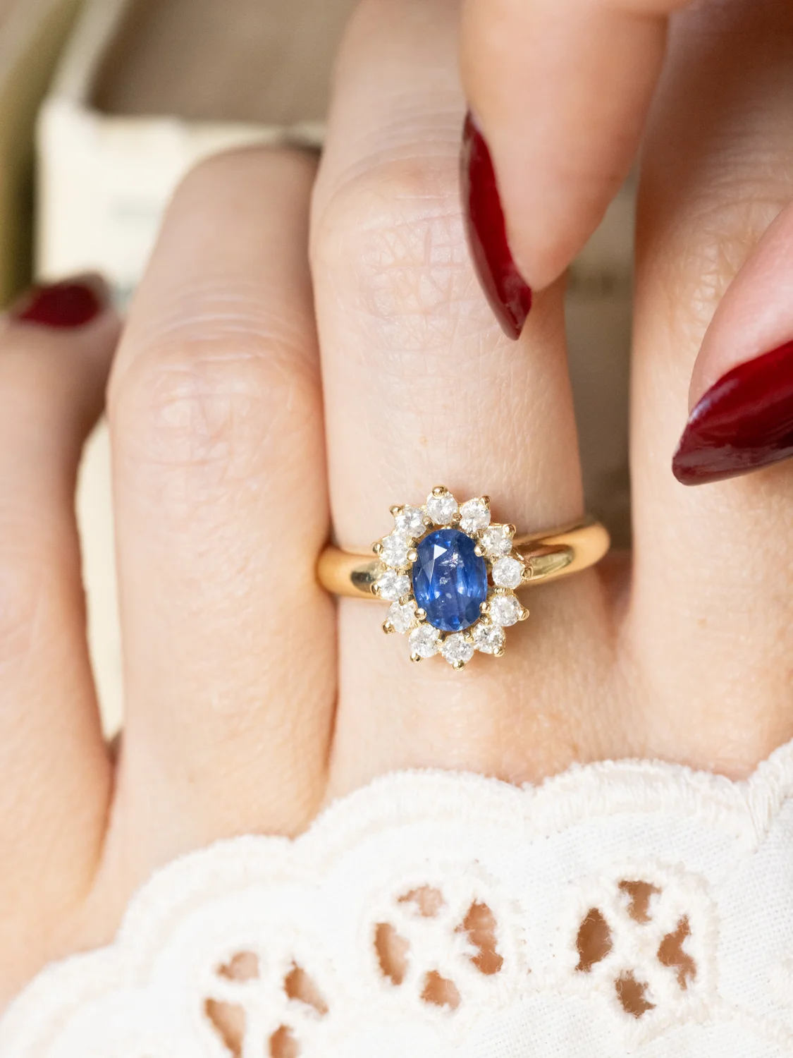 LA MAHAUT, sublime et lumineuse bague Marguerite vintage en or jaune 18 carats, saphir & diamants scintillants ✨
