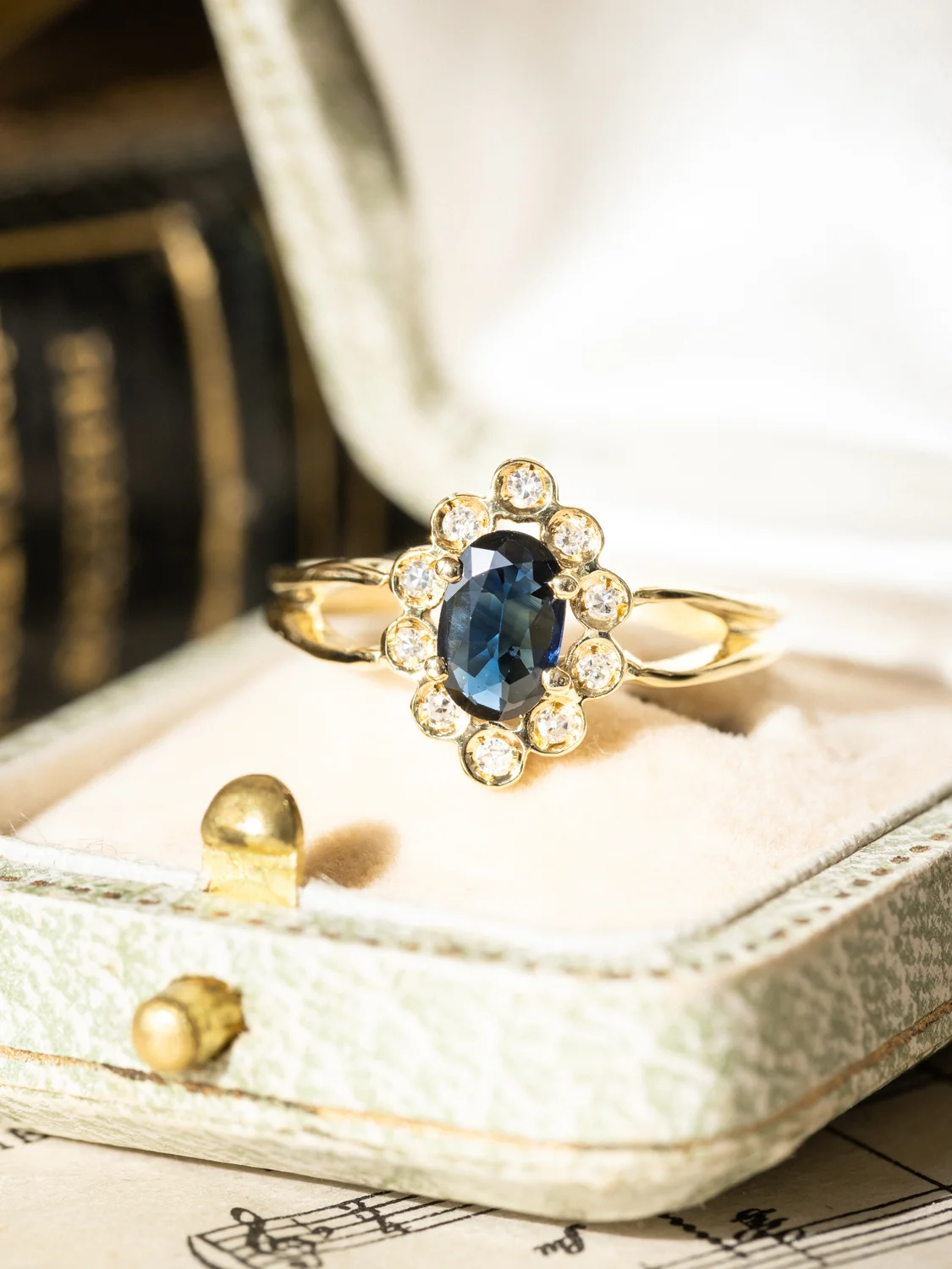 LA AUDÉLIE, ravissante bague Marguerite allongée / Marquise vintage en or jaune 18 carats, saphir, pierres blanches scintillantes et petits diamants