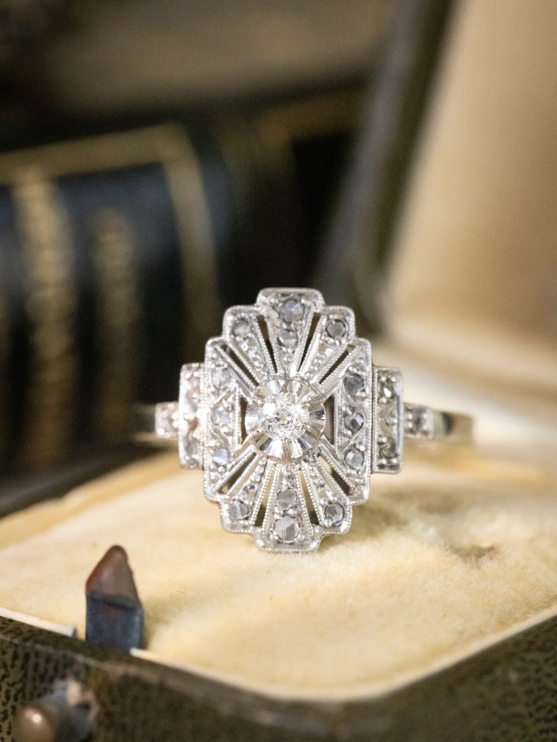 LA FERDINA, sublime bague Art Déco (circa 1920) en or 18 carats, platine & diamants scintillants ✨